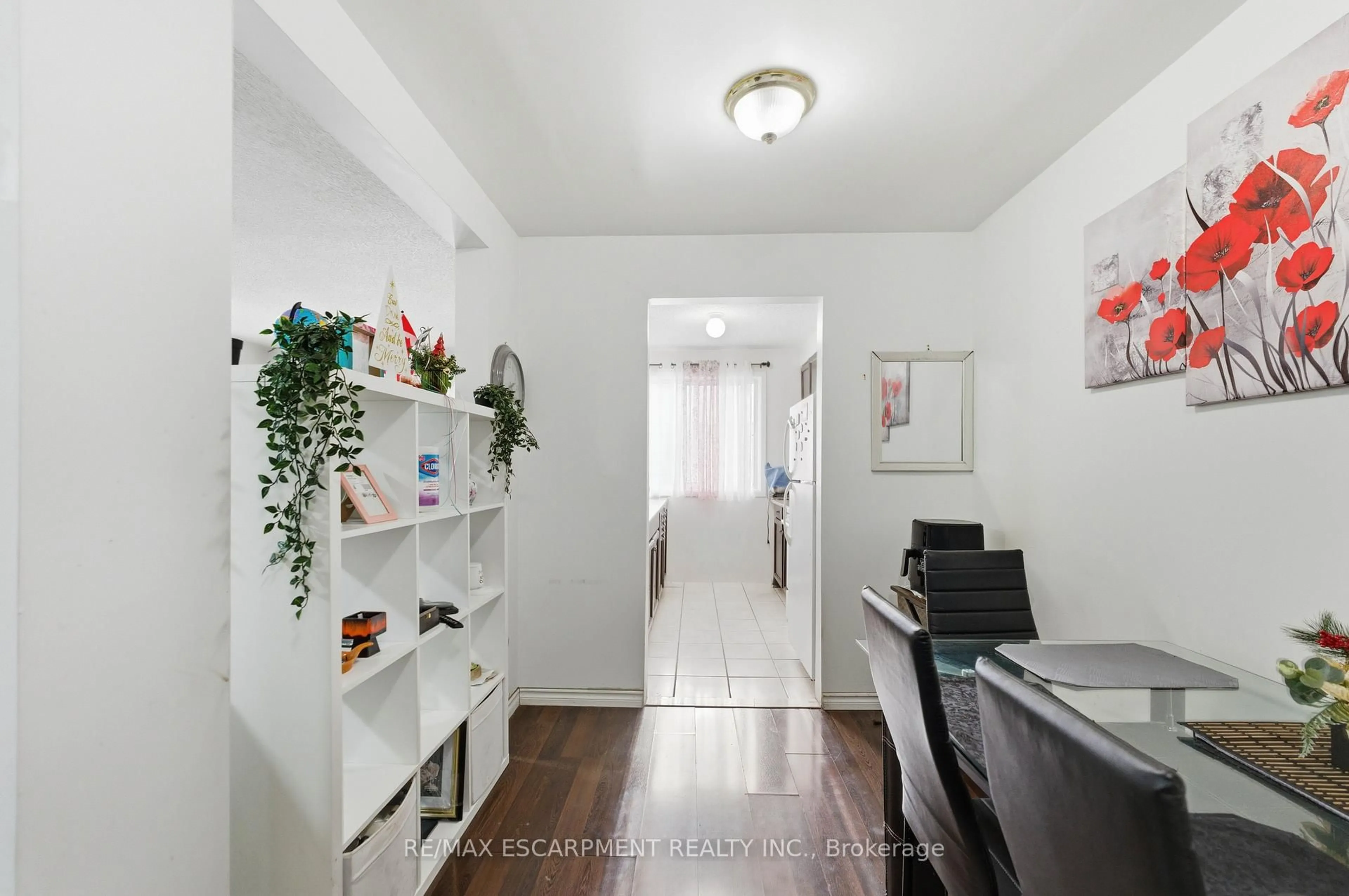 Indoor entryway for 262 KENORA Ave #2, Hamilton Ontario L8E 3Y3