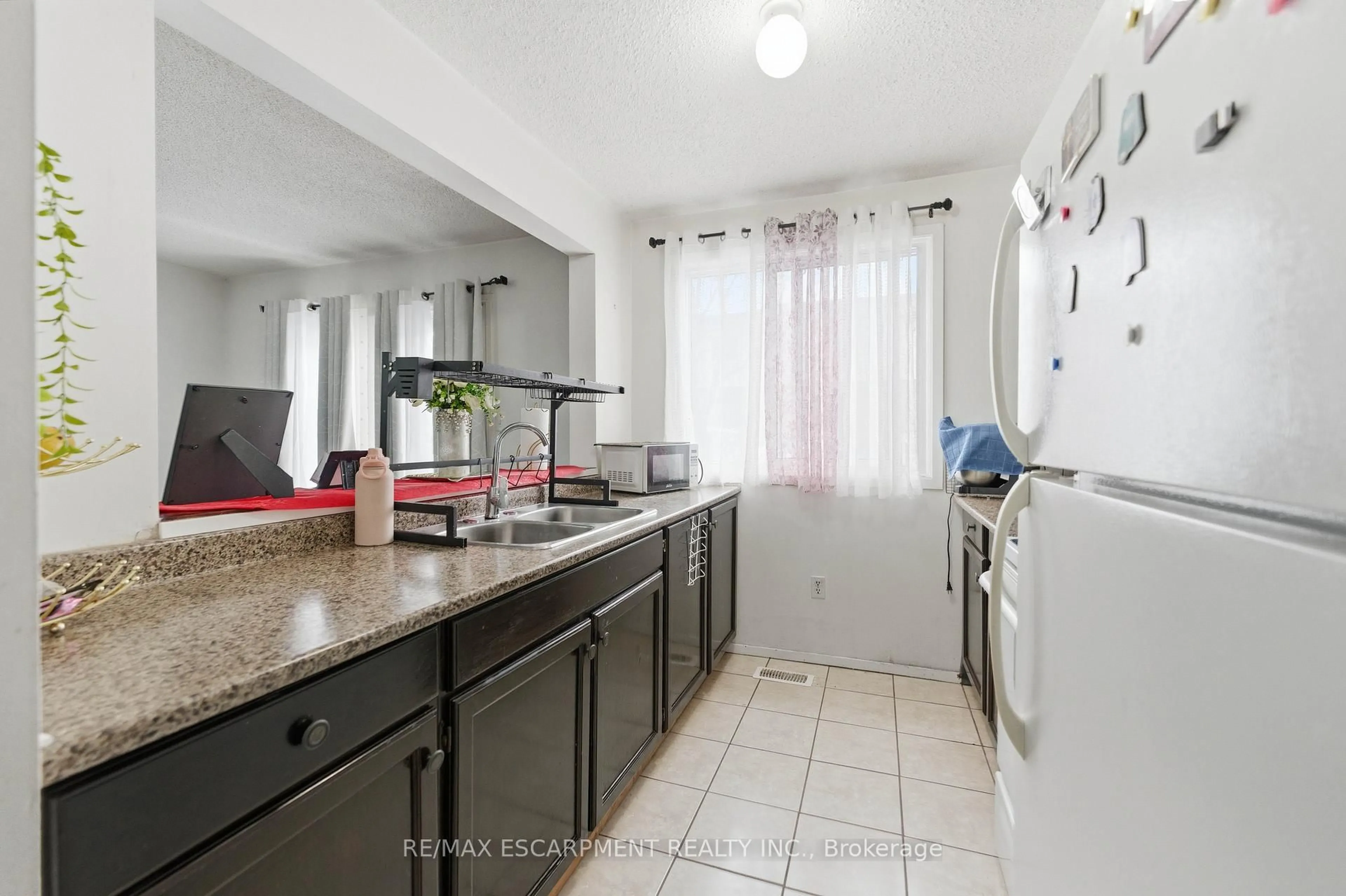 Standard kitchen, ceramic/tile floor for 262 KENORA Ave #2, Hamilton Ontario L8E 3Y3