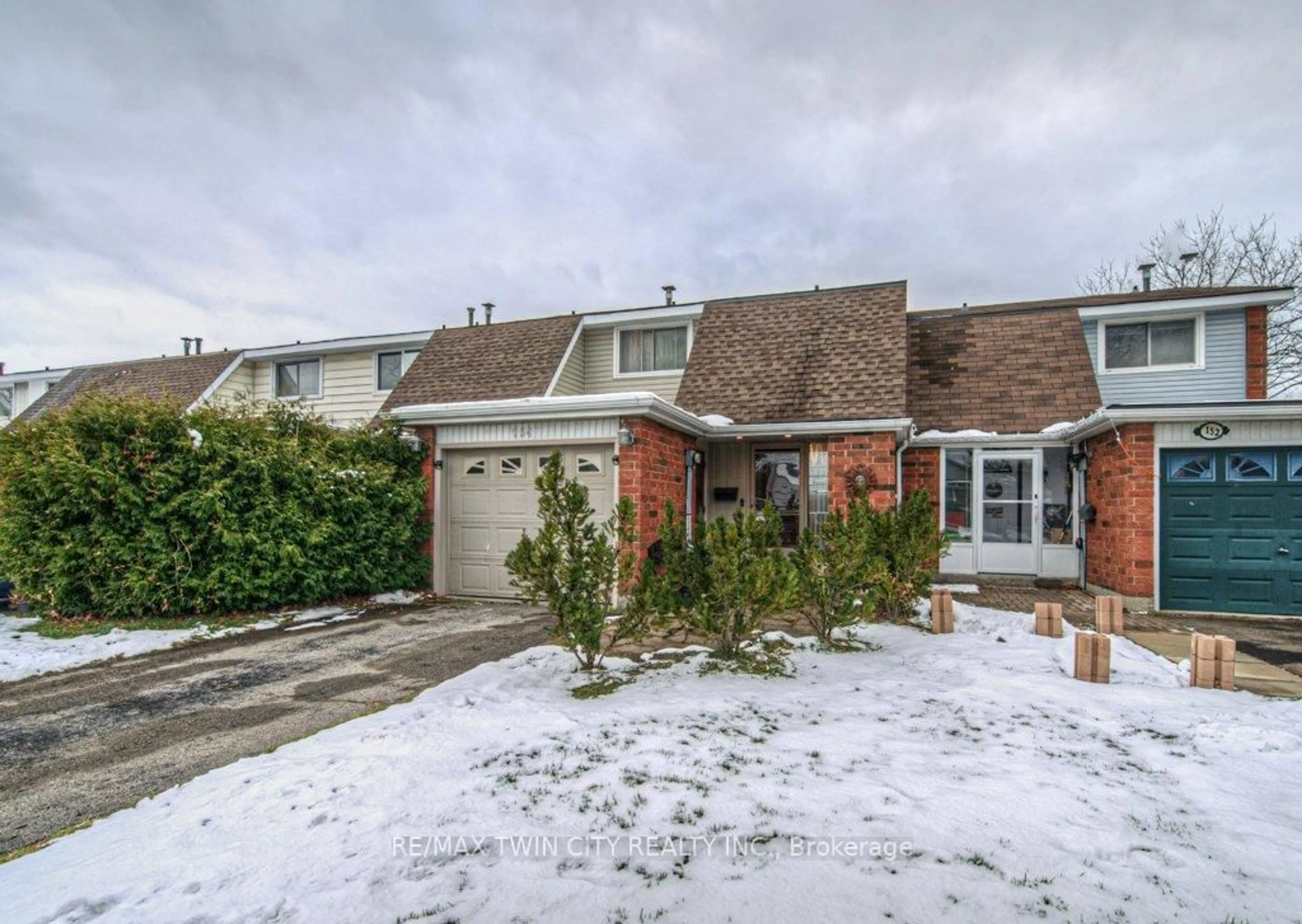 A pic from outside/outdoor area/front of a property/back of a property/a pic from drone, street for 154 St Andrews Dr, Hamilton Ontario L8K 6C3