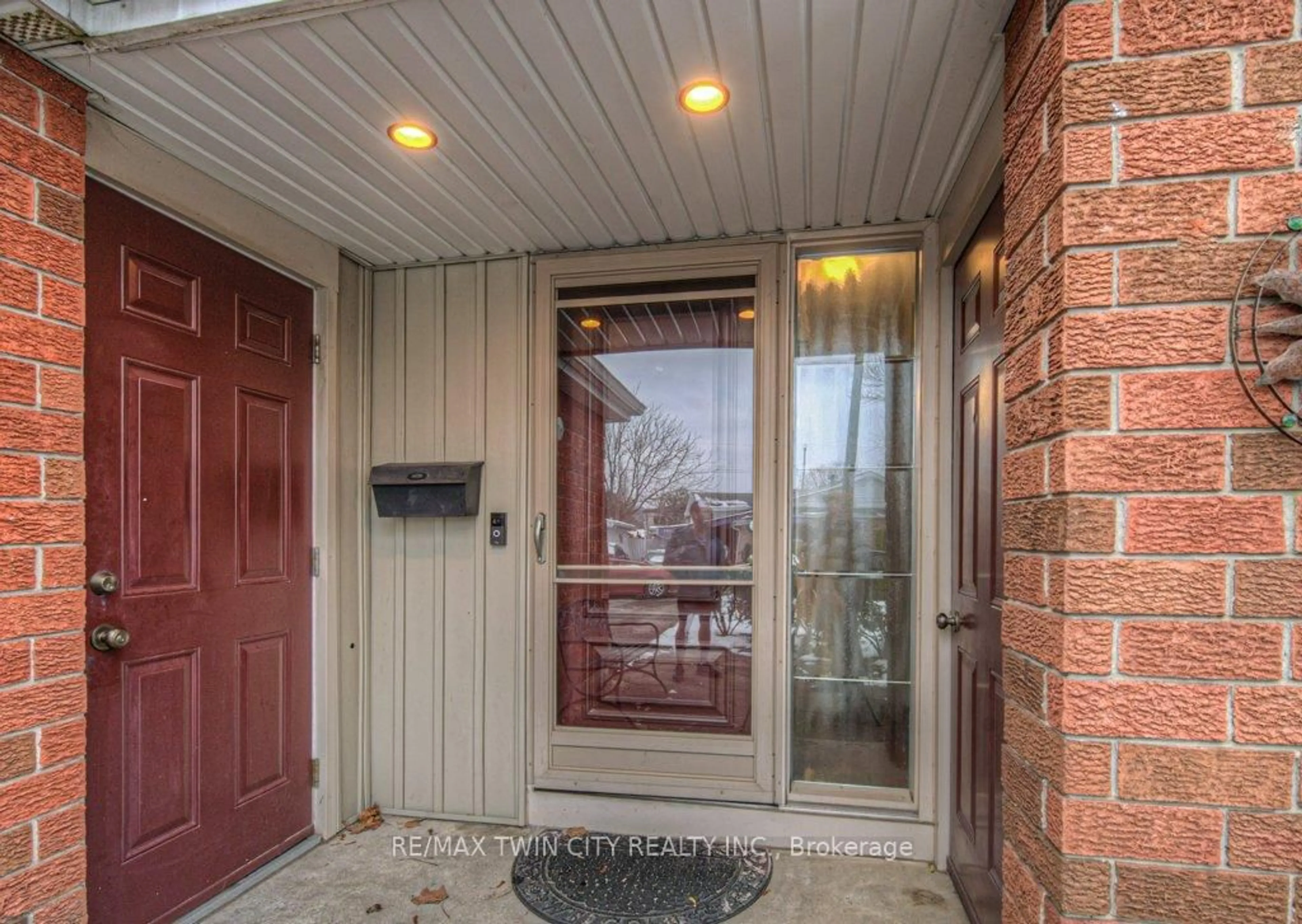 Indoor entryway for 154 St Andrews Dr, Hamilton Ontario L8K 6C3