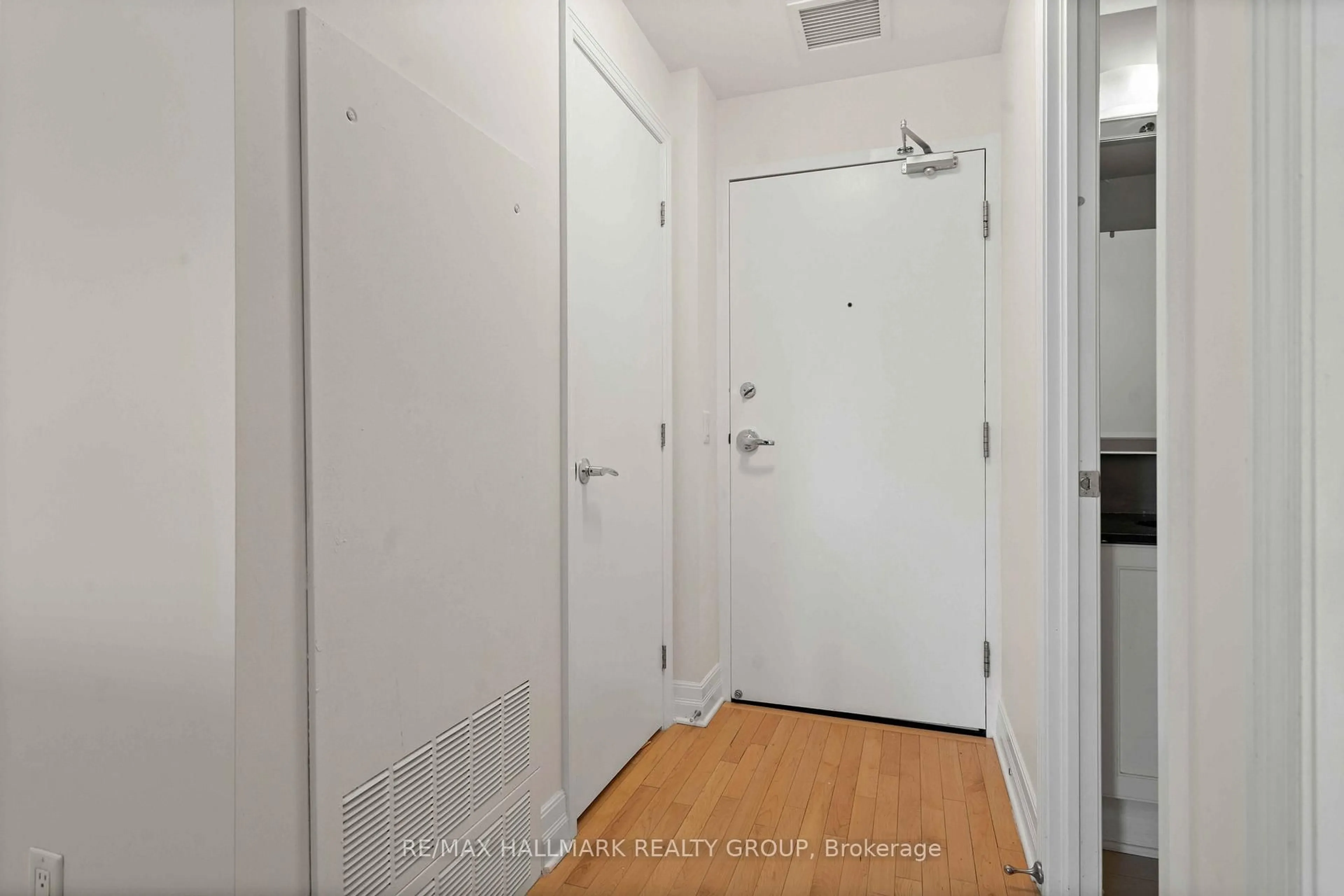 Indoor entryway for 75 Cleary Ave #302, Ottawa Ontario K2A 1R8