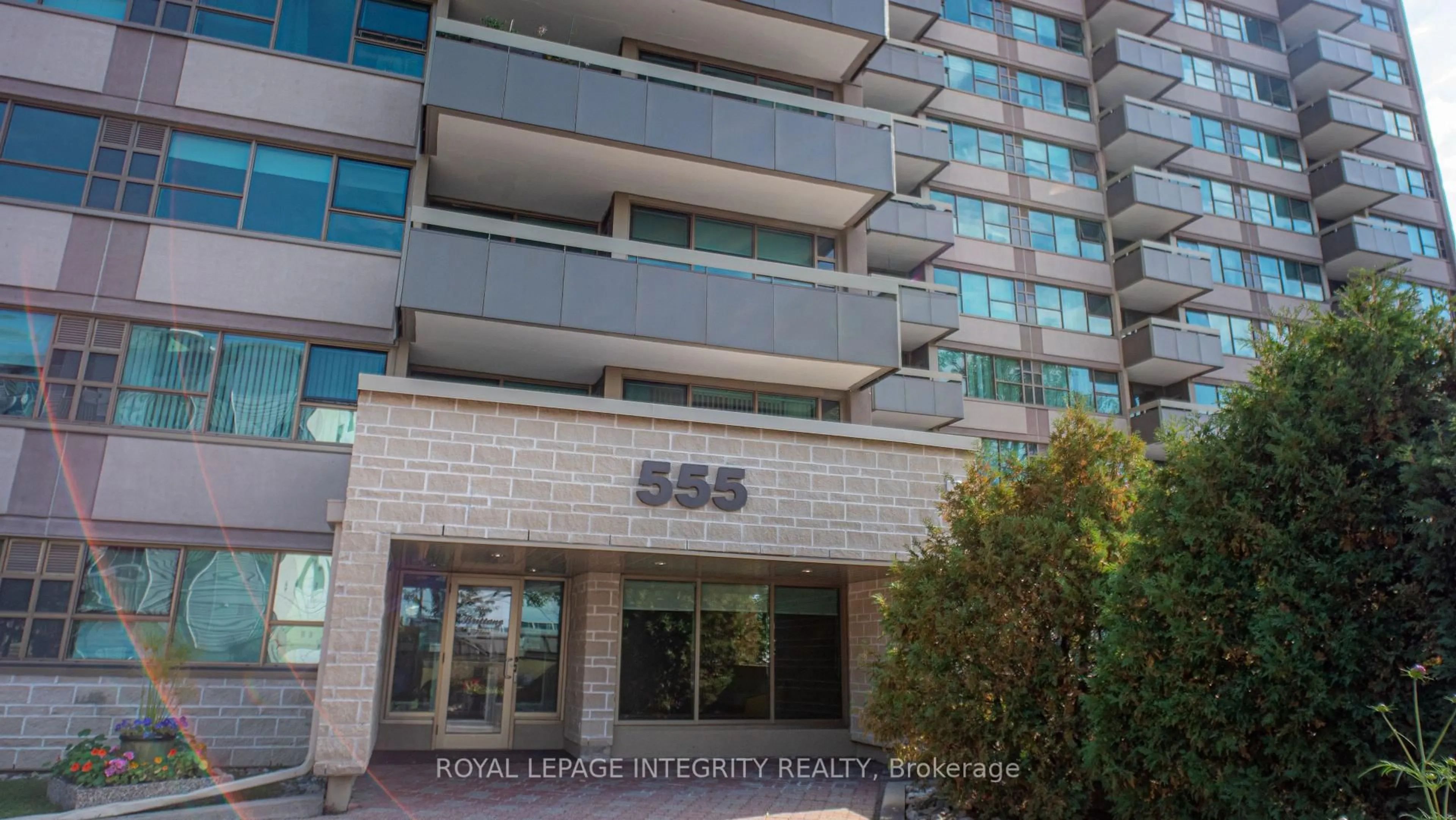 Indoor foyer for 555 Brittany Dr #1008, Ottawa Ontario K1K 4C5