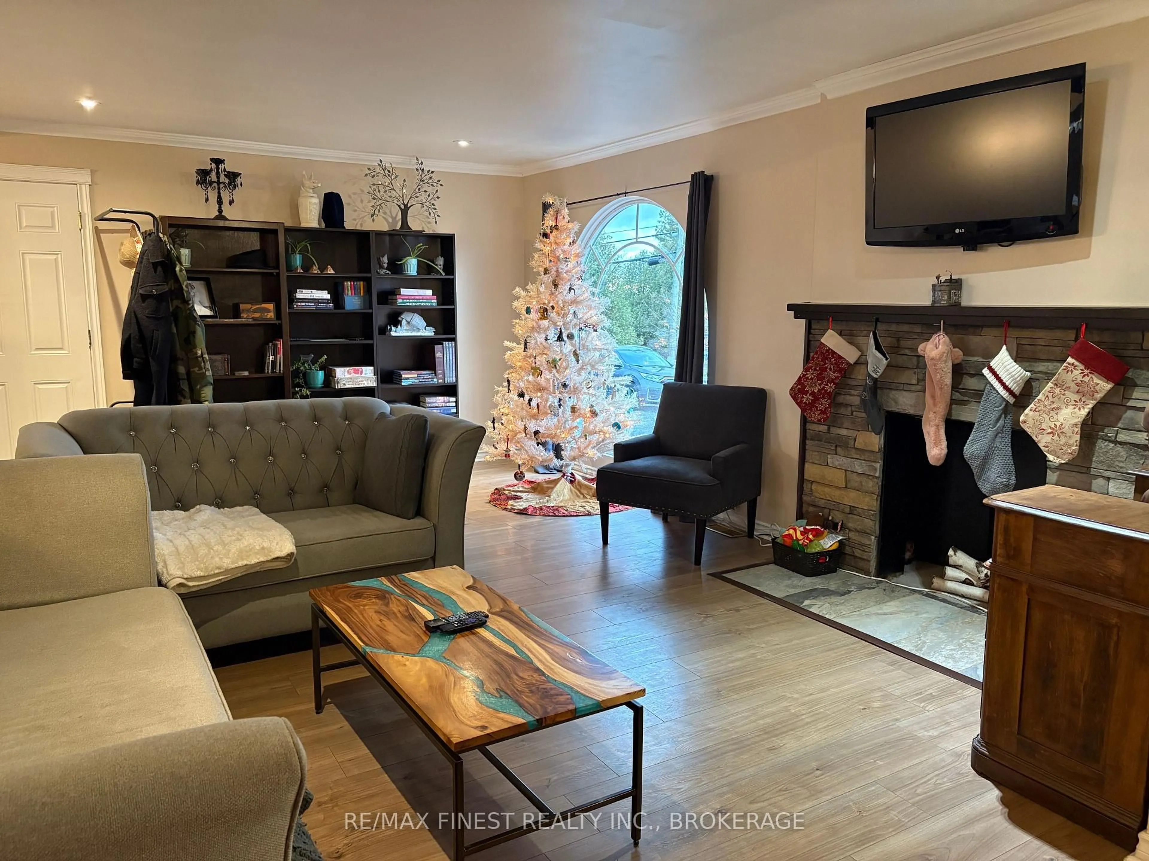 Living room with furniture, unknown for 5008 Highway 38, Harrowsmith Ontario K0H 1V0