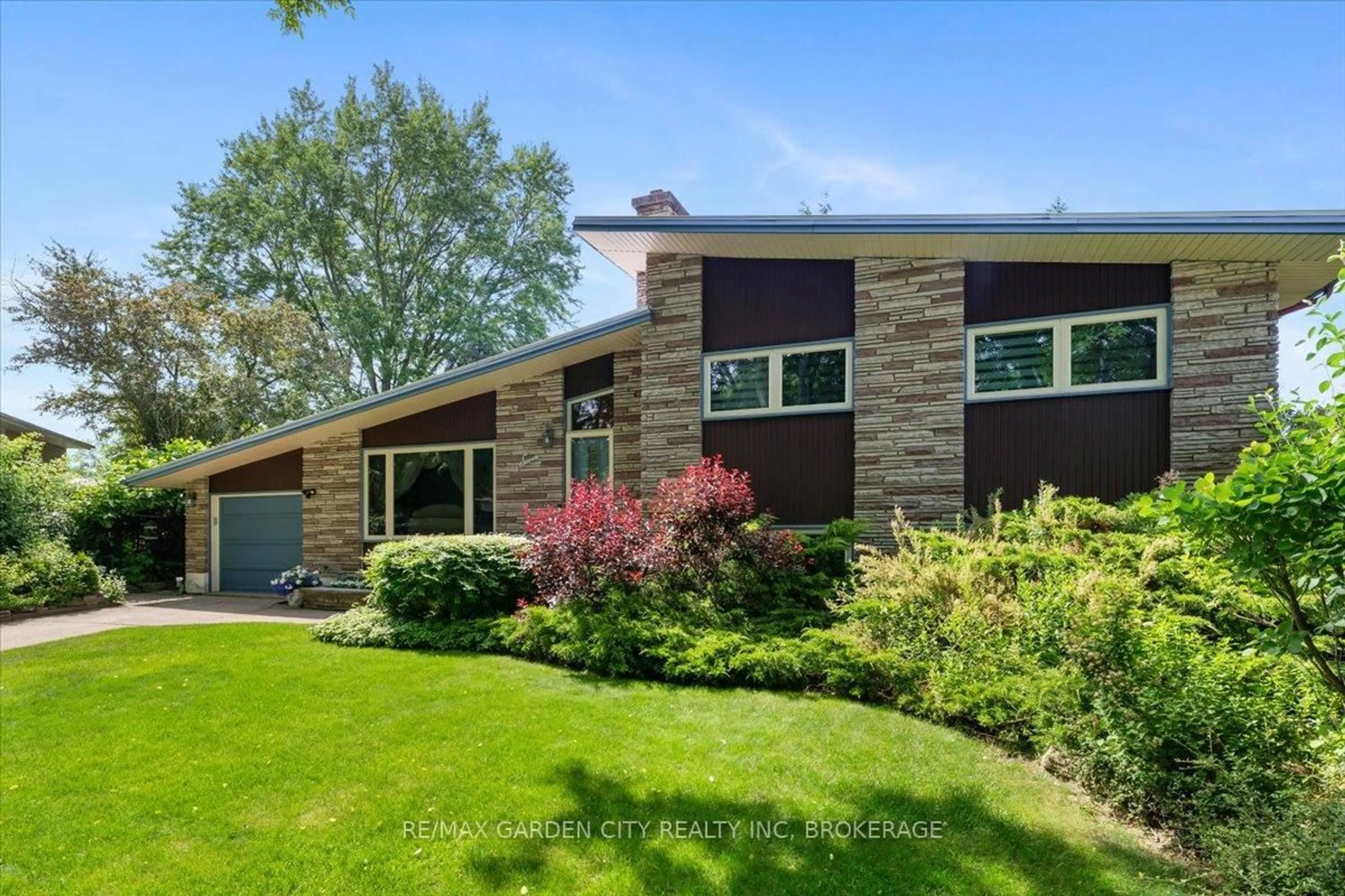 Home with brick exterior material, street for 7 Glenayr Pl, St. Catharines Ontario L2T 2A2