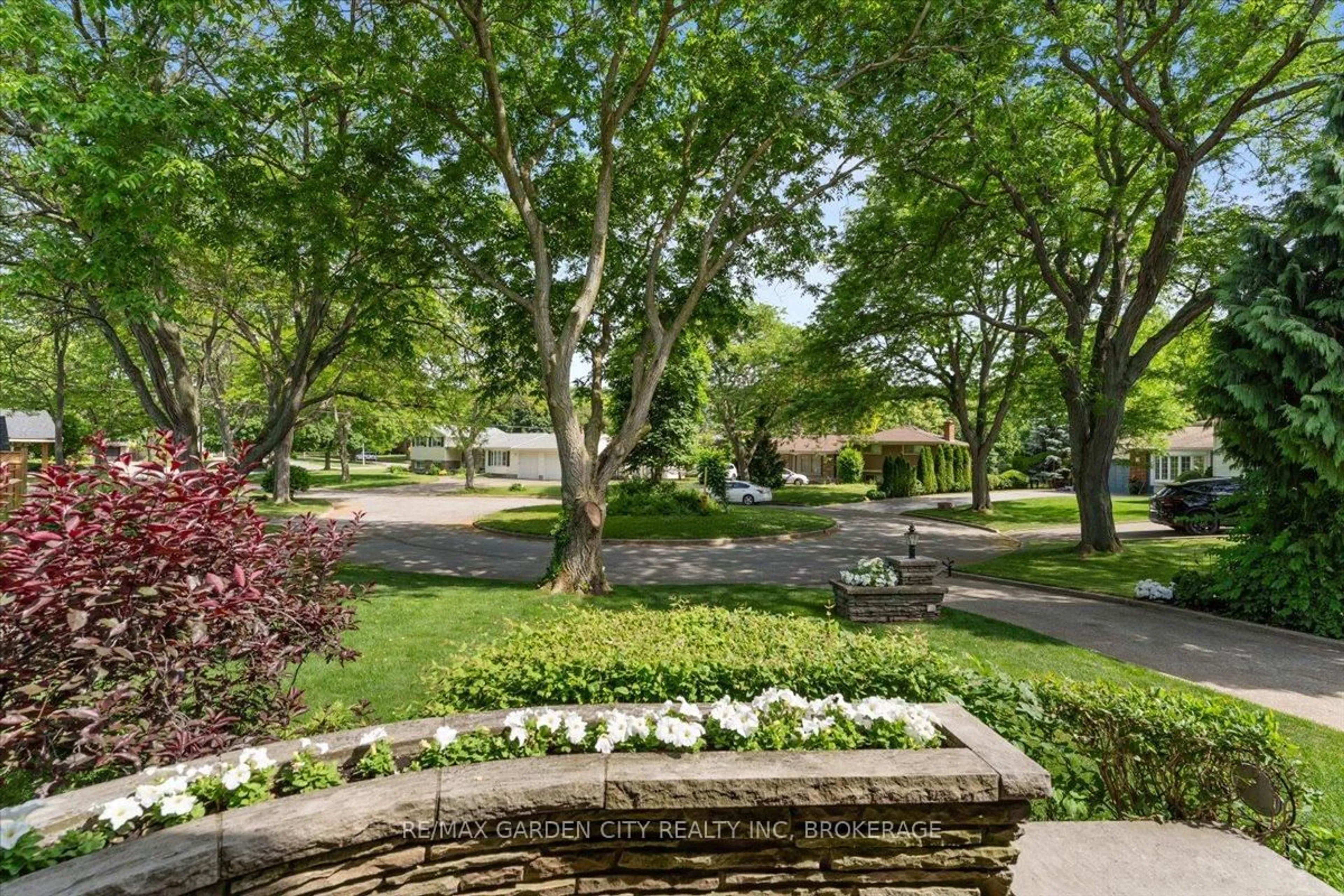 Patio, street for 7 Glenayr Pl, St. Catharines Ontario L2T 2A2