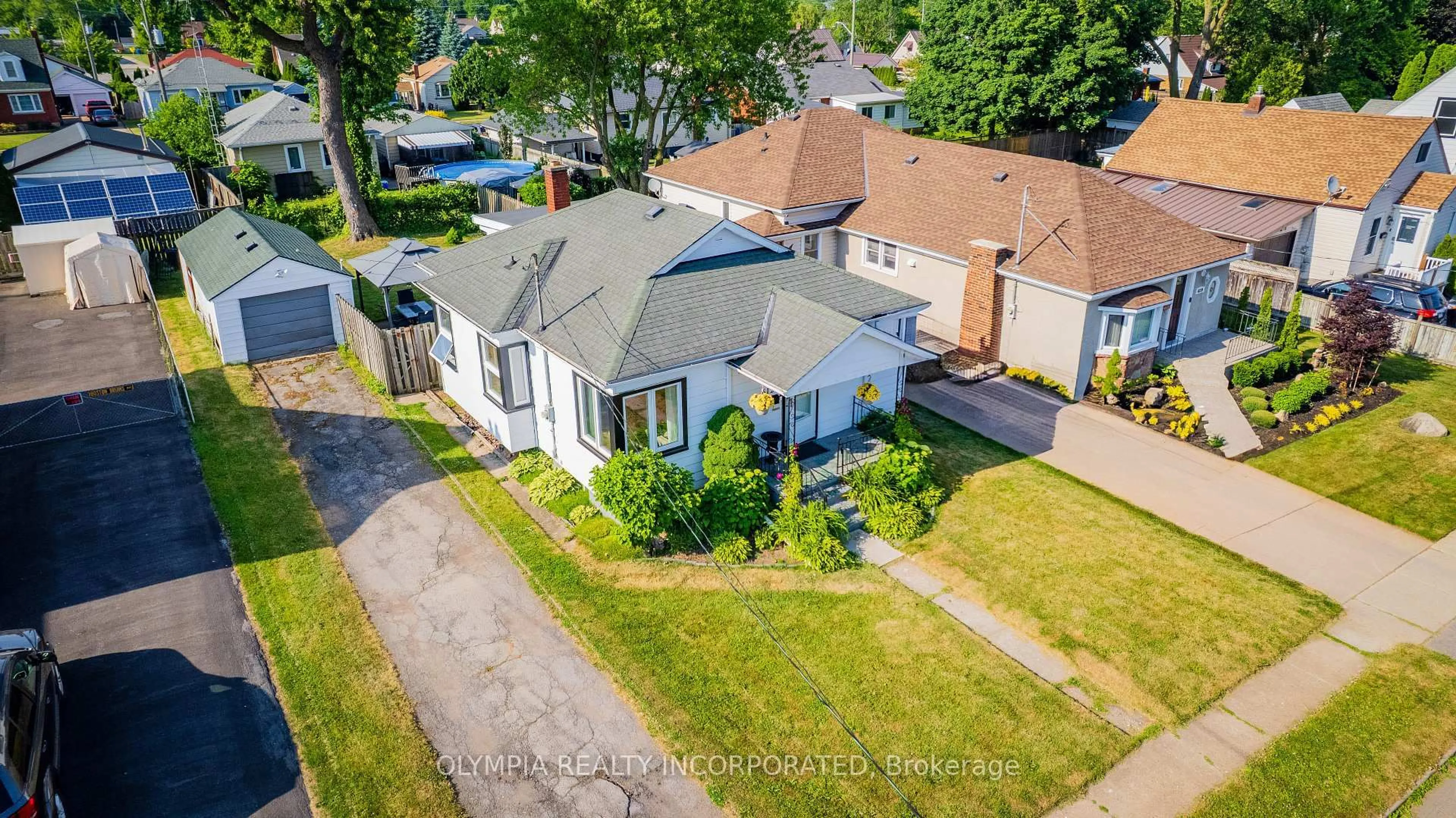 A pic from outside/outdoor area/front of a property/back of a property/a pic from drone, street for 6129 Keith St, Niagara Falls Ontario L2J 1K1
