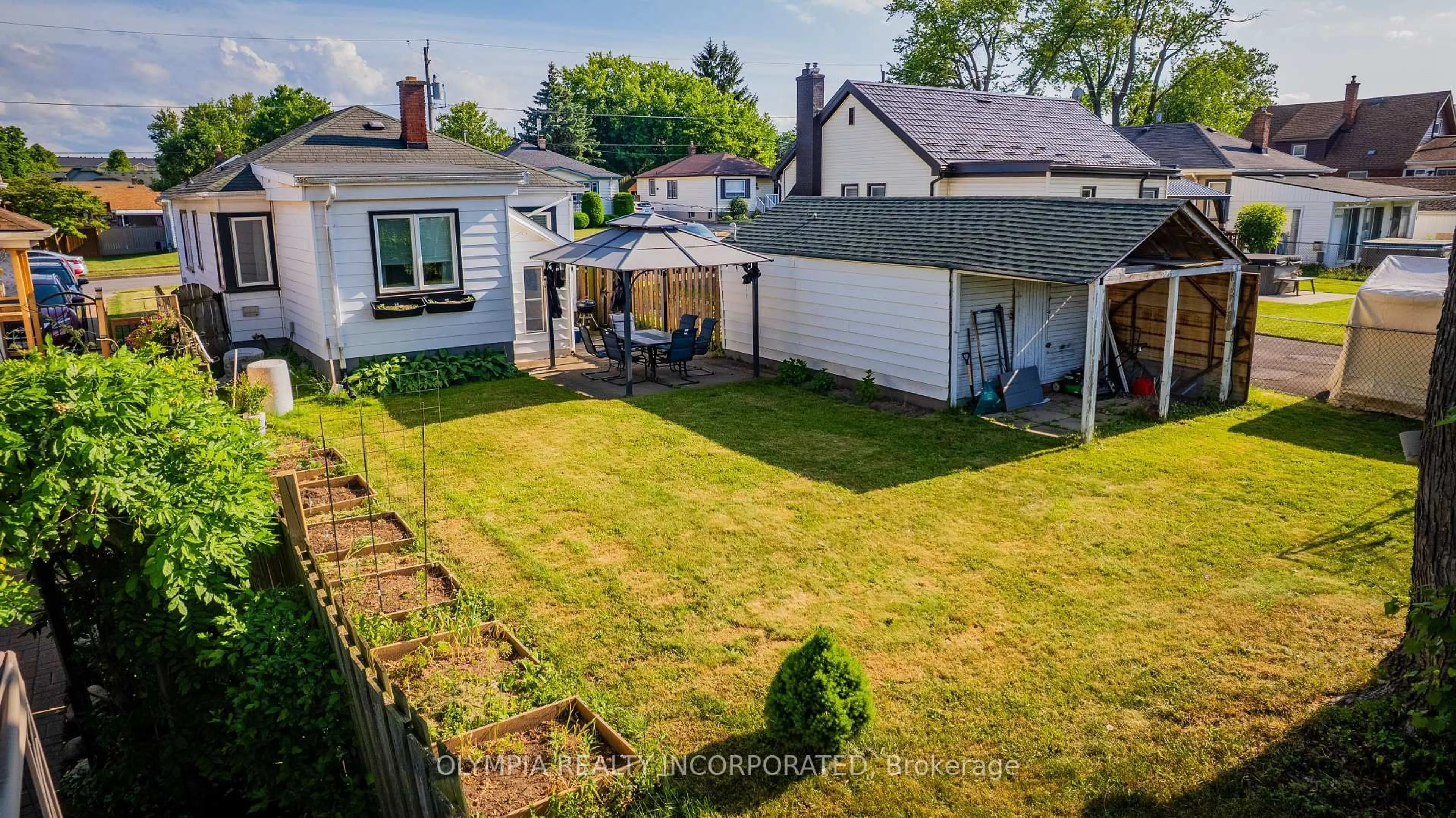 A pic from outside/outdoor area/front of a property/back of a property/a pic from drone, street for 6129 Keith St, Niagara Falls Ontario L2J 1K1