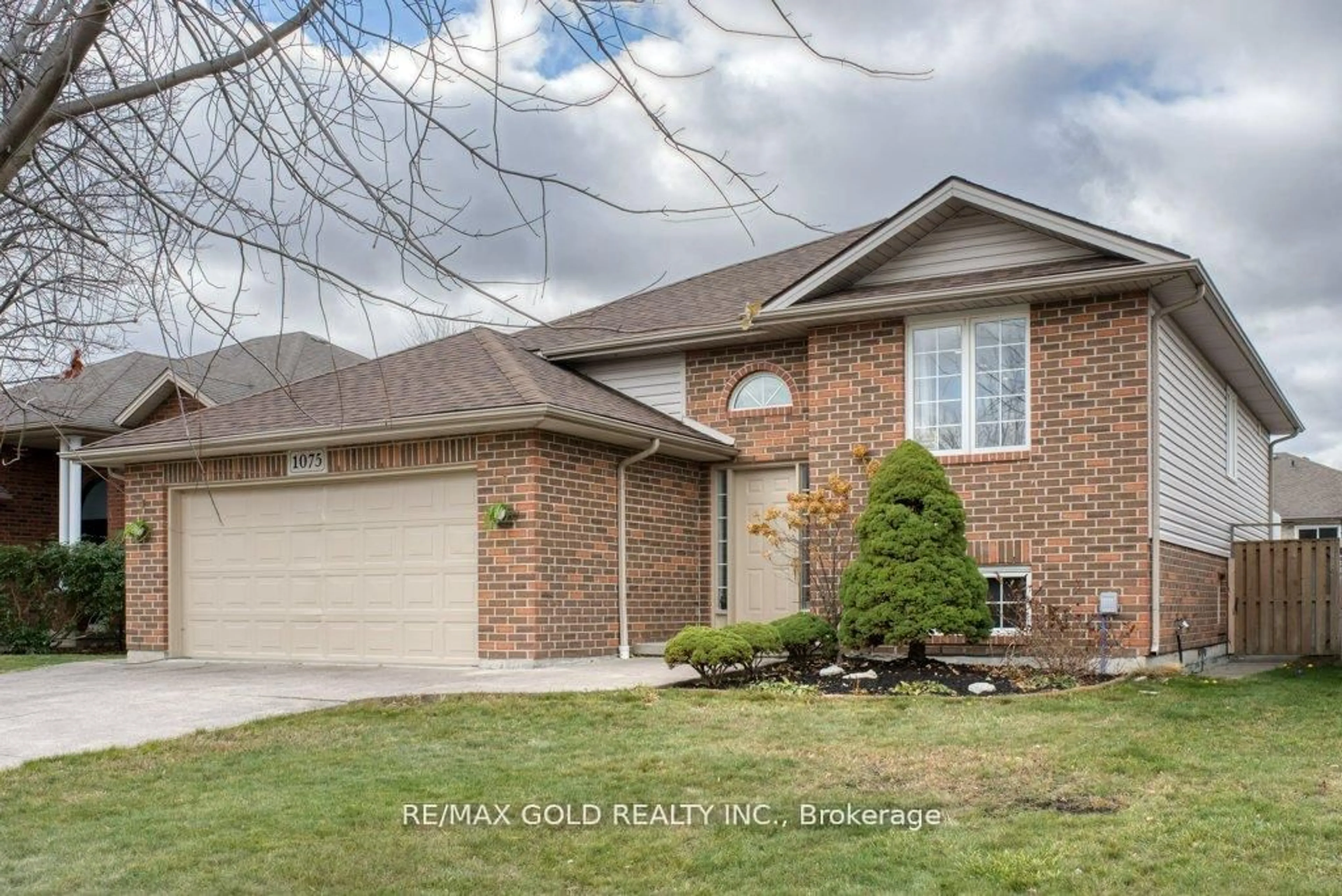 Home with brick exterior material, street for 1075 BANWELL Rd, Windsor Ontario N8P 1J3