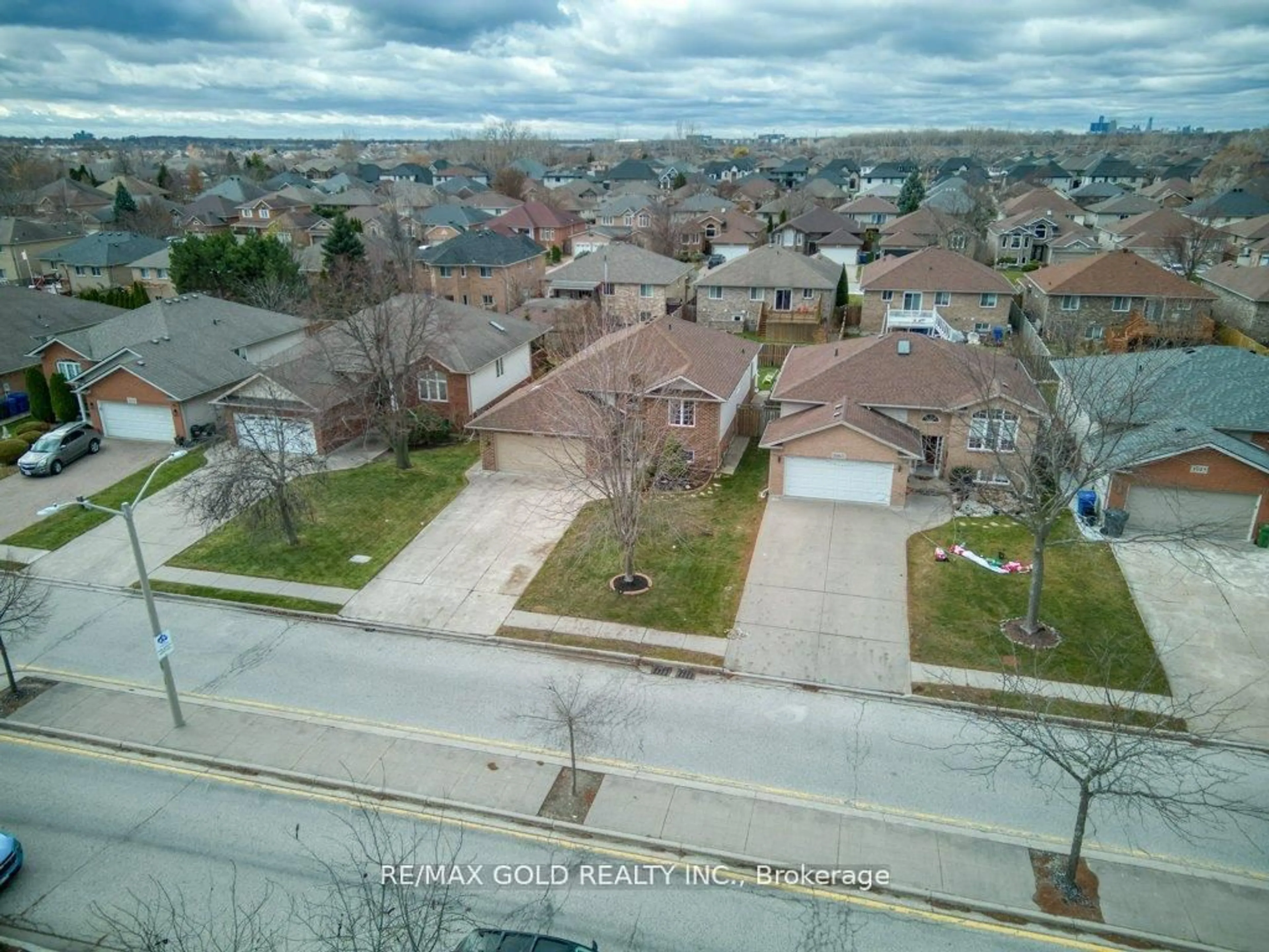 A pic from outside/outdoor area/front of a property/back of a property/a pic from drone, street for 1075 BANWELL Rd, Windsor Ontario N8P 1J3