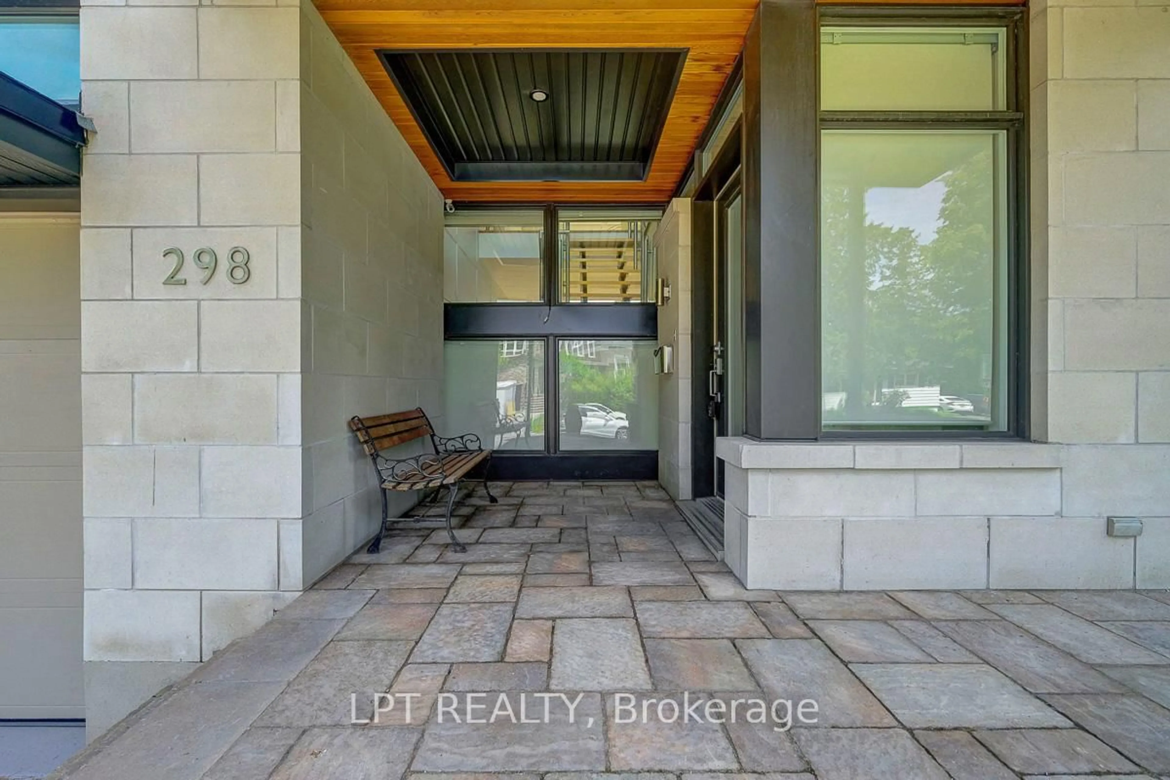 Indoor entryway for 298 Crestview Rd, Ottawa Ontario K1H 5G6