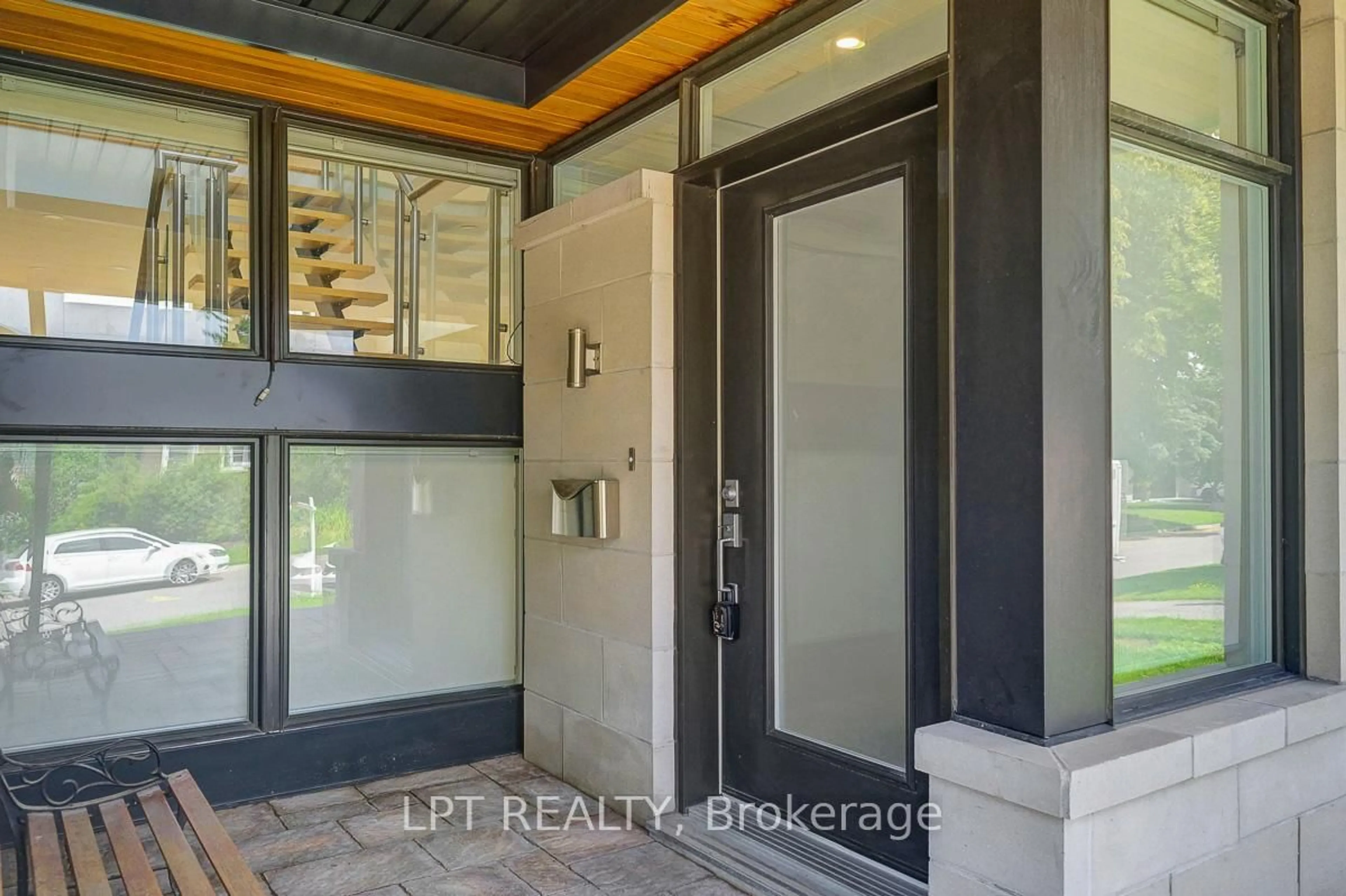 Indoor entryway for 298 Crestview Rd, Ottawa Ontario K1H 5G6