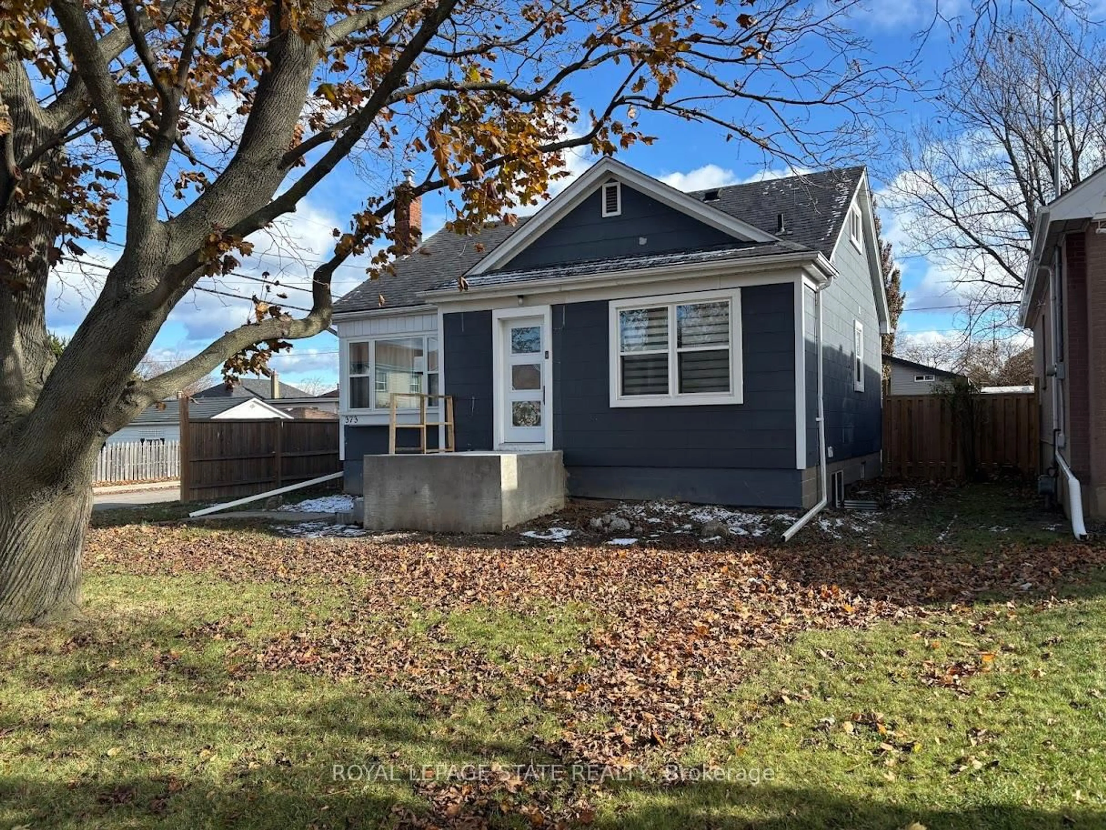 Home with vinyl exterior material, street for 373 East 27th St, Hamilton Ontario L8V 3H1