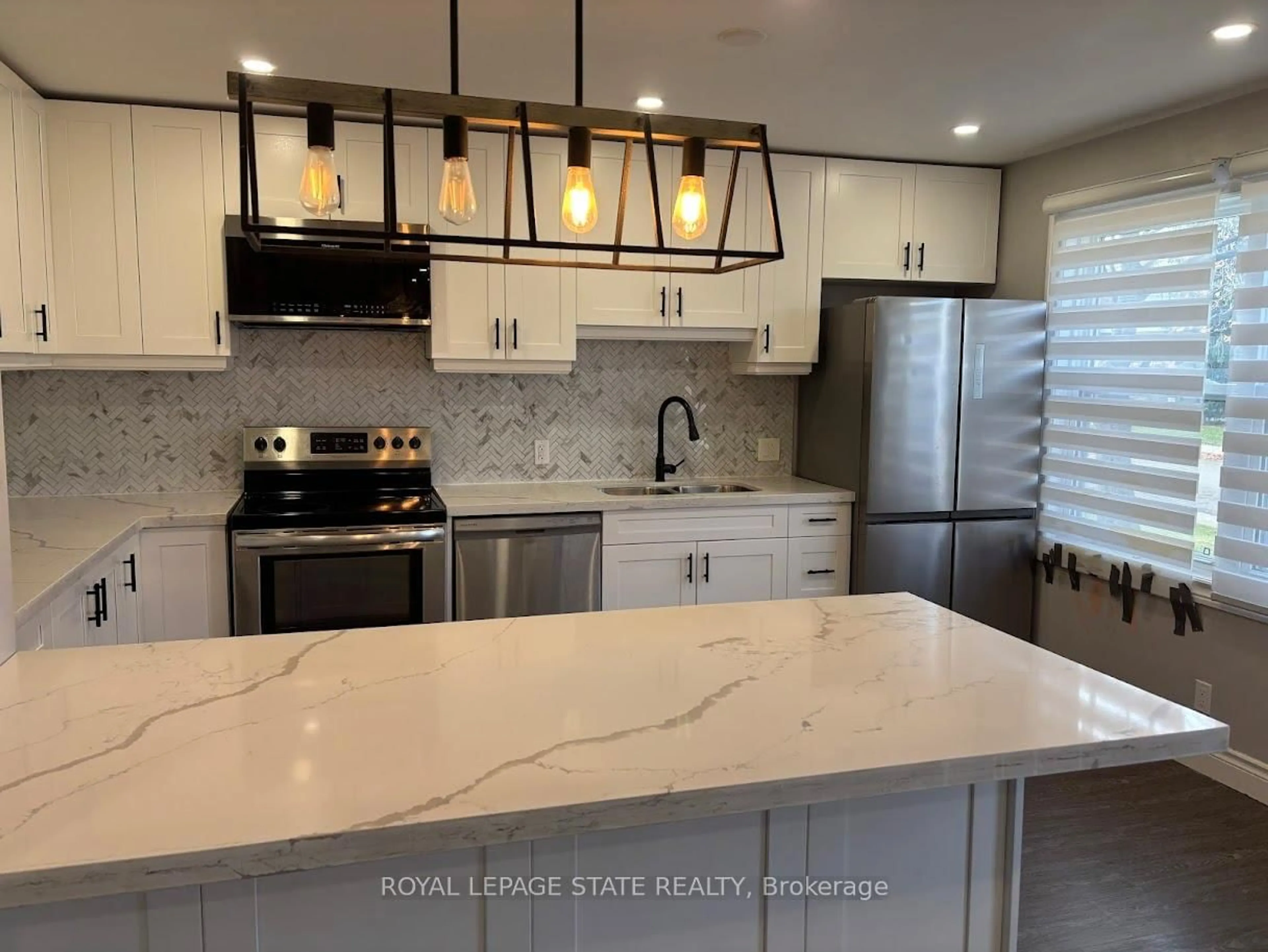 Open concept kitchen, ceramic/tile floor for 373 East 27th St, Hamilton Ontario L8V 3H1