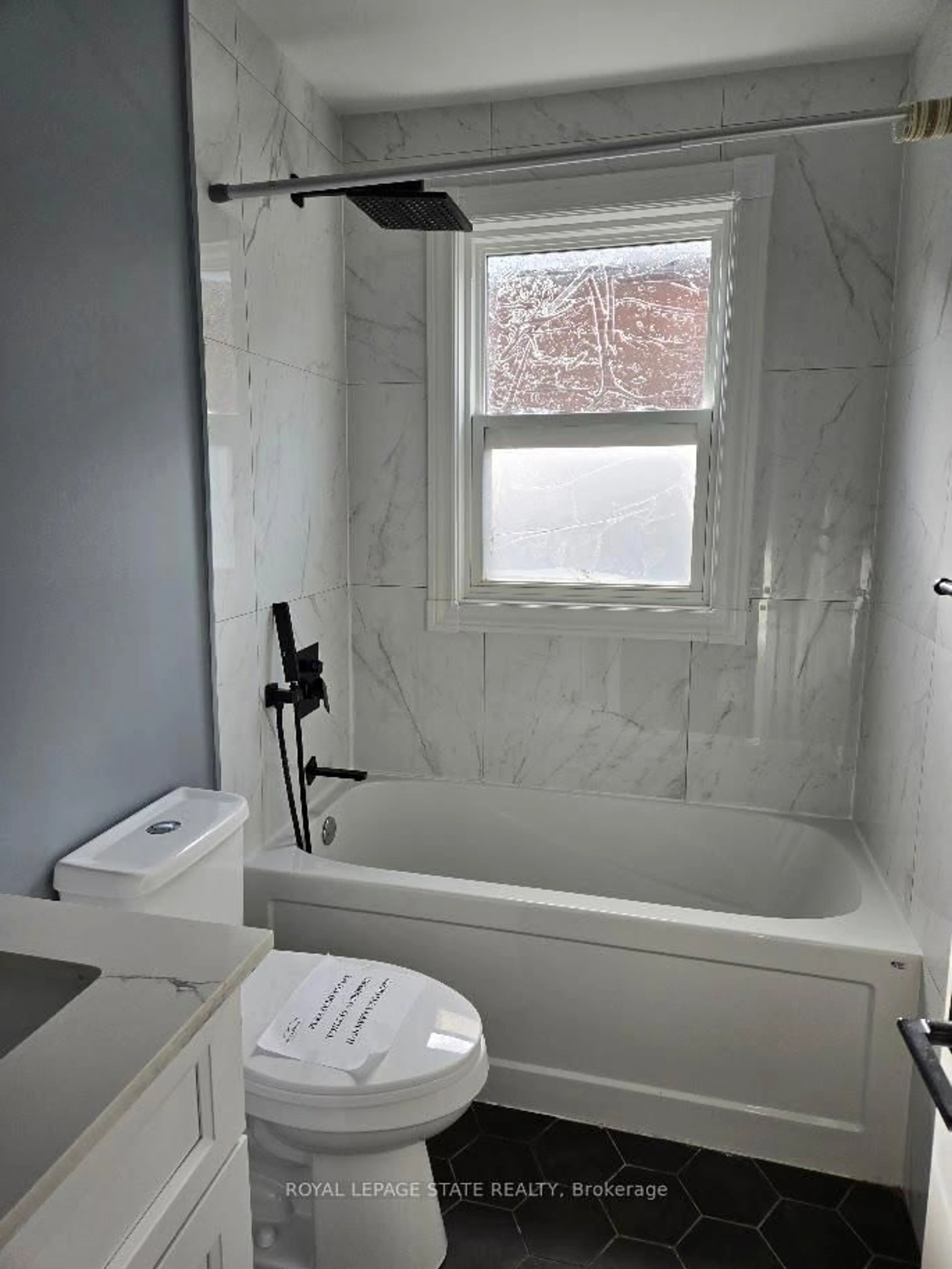 Contemporary bathroom, ceramic/tile floor for 373 East 27th St, Hamilton Ontario L8V 3H1