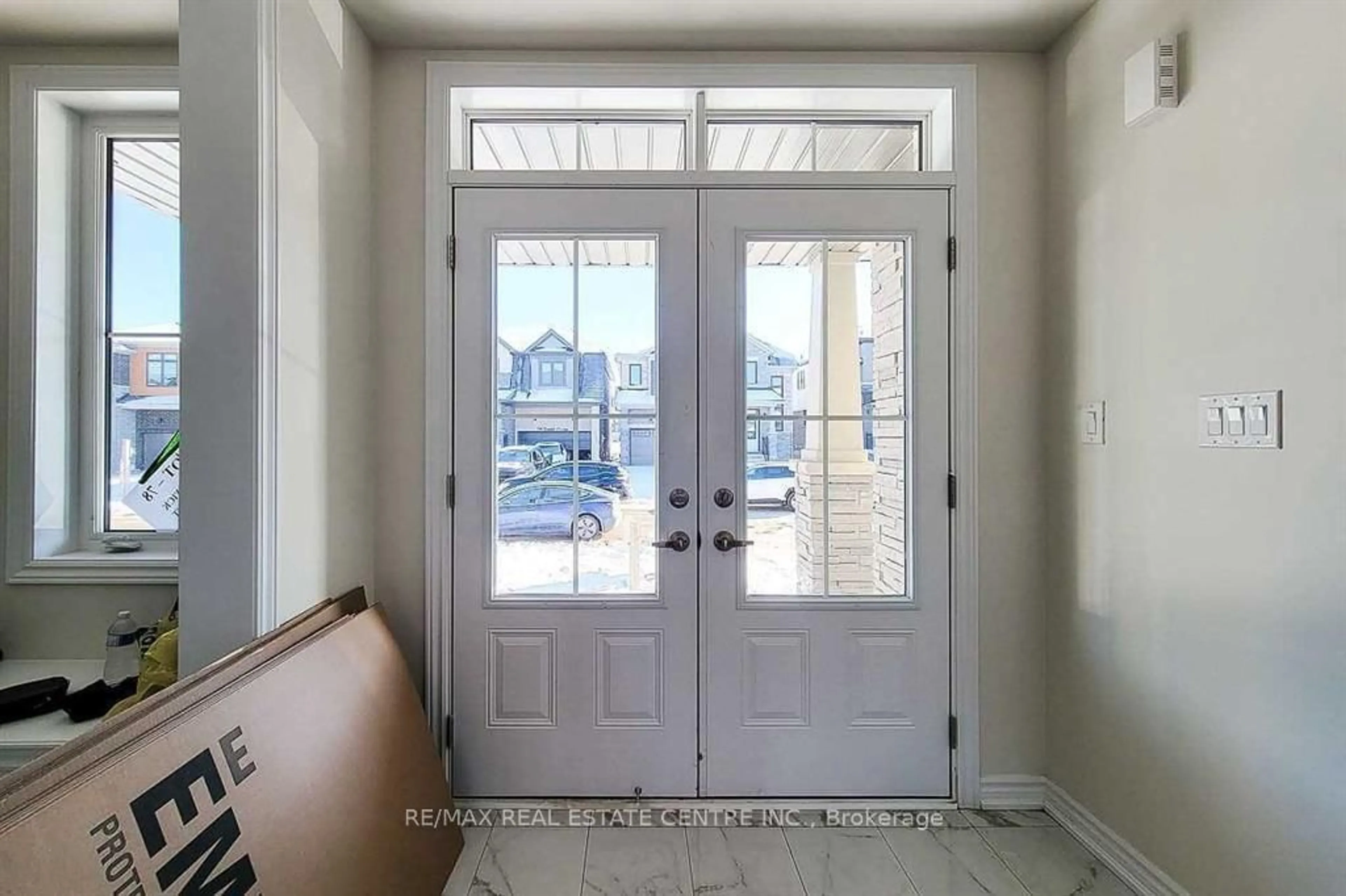 Indoor entryway for 23 Hawick Cres, Haldimand Ontario N3W 0G6