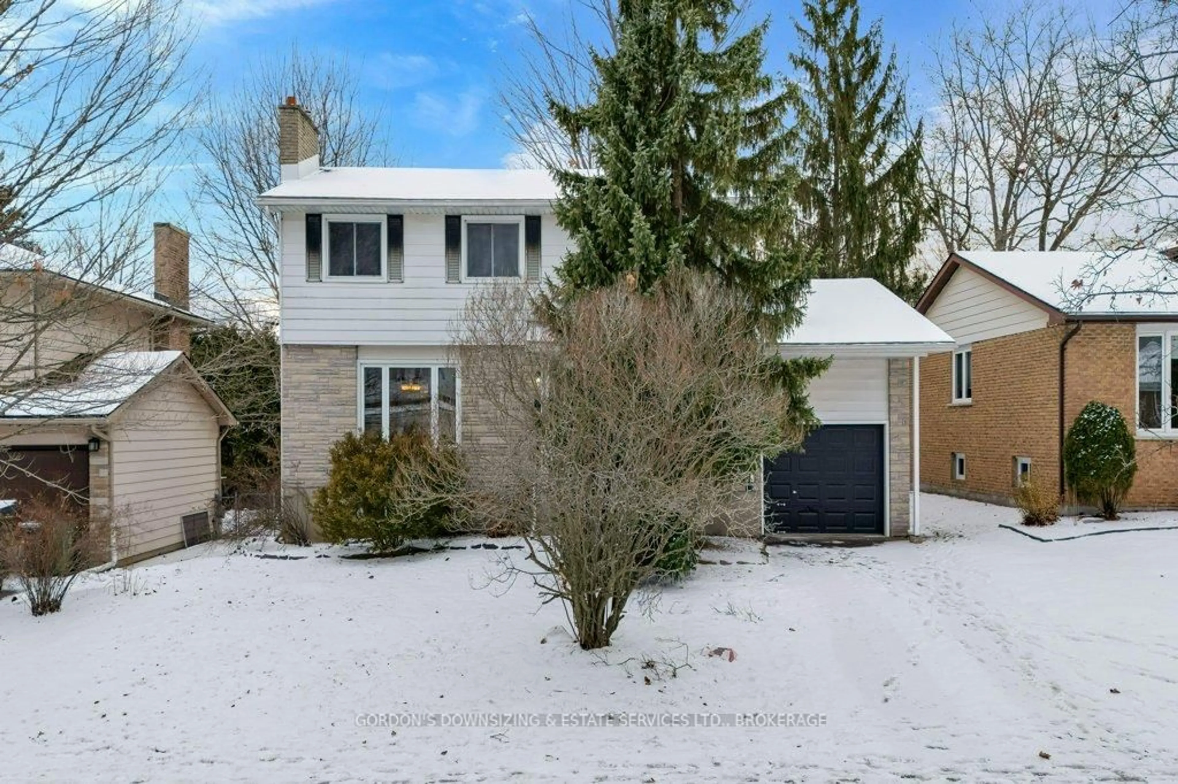 A pic from outside/outdoor area/front of a property/back of a property/a pic from drone, street for 873 Danbury Rd, Kingston Ontario K7M 6G7