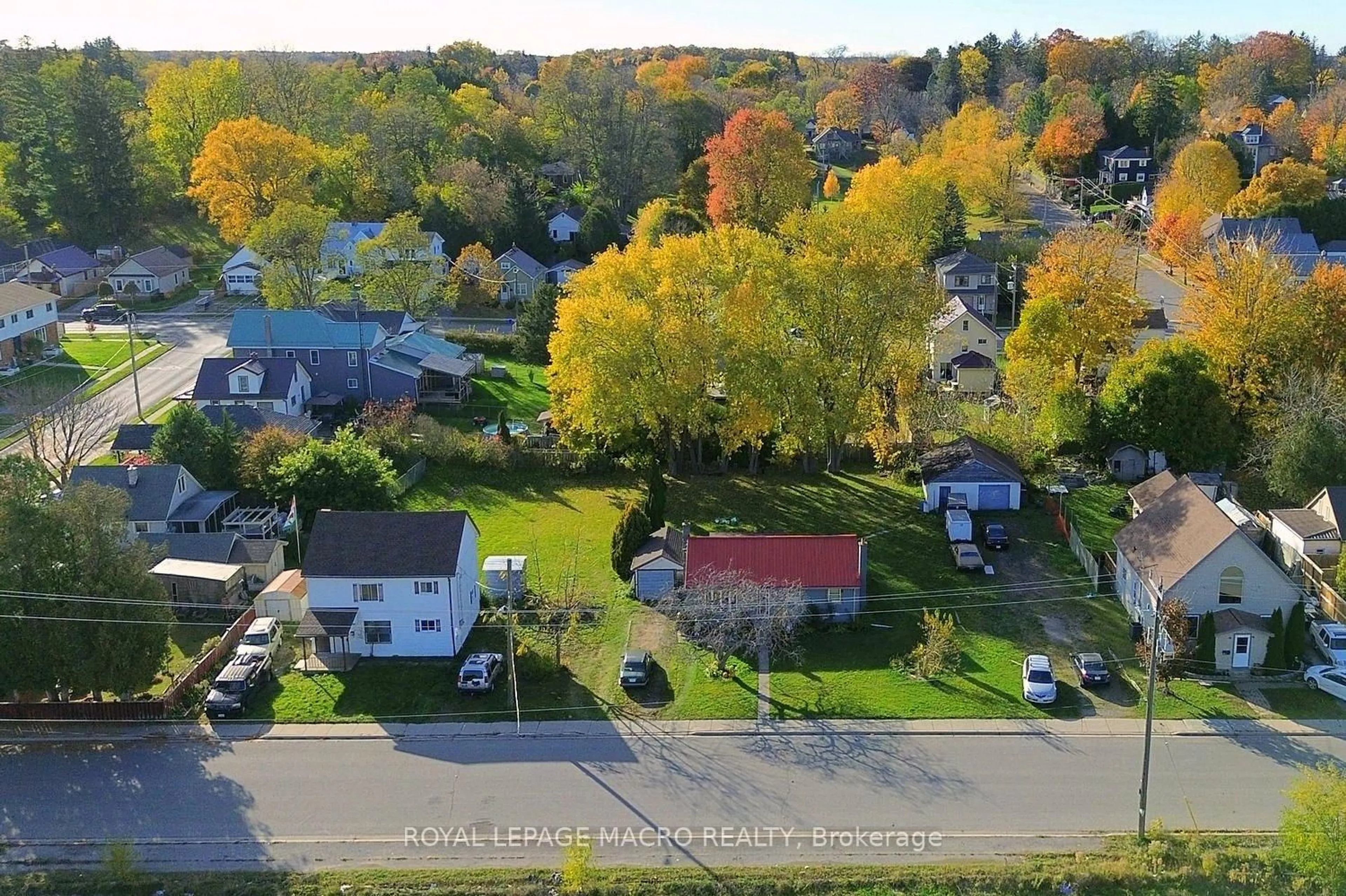 A pic from outside/outdoor area/front of a property/back of a property/a pic from drone, street for 132 Metcalfe St, Norfolk Ontario N3Y 3C1