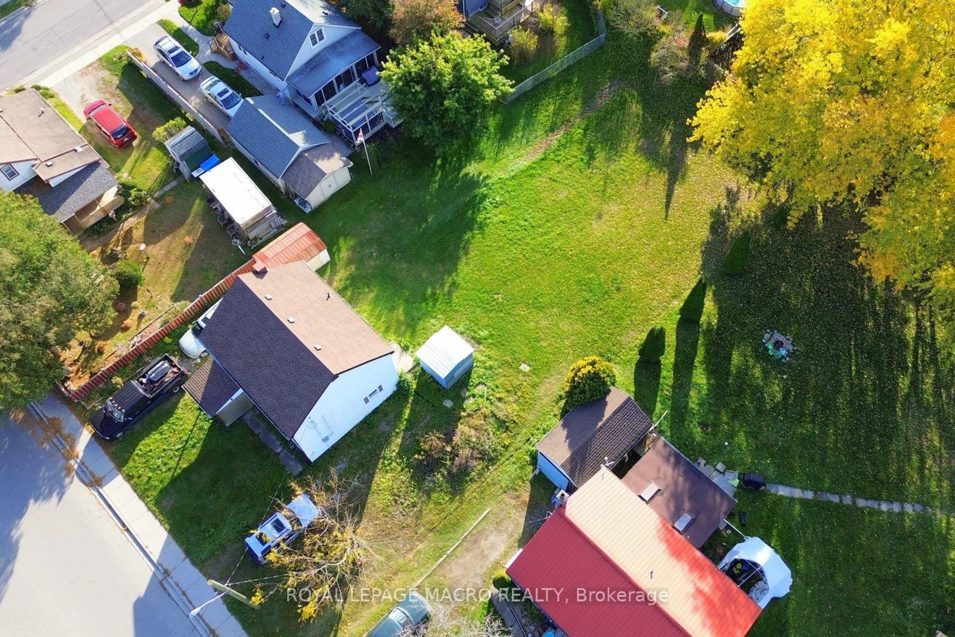 A pic from outside/outdoor area/front of a property/back of a property/a pic from drone, street for 132 Metcalfe St, Norfolk Ontario N3Y 3C1