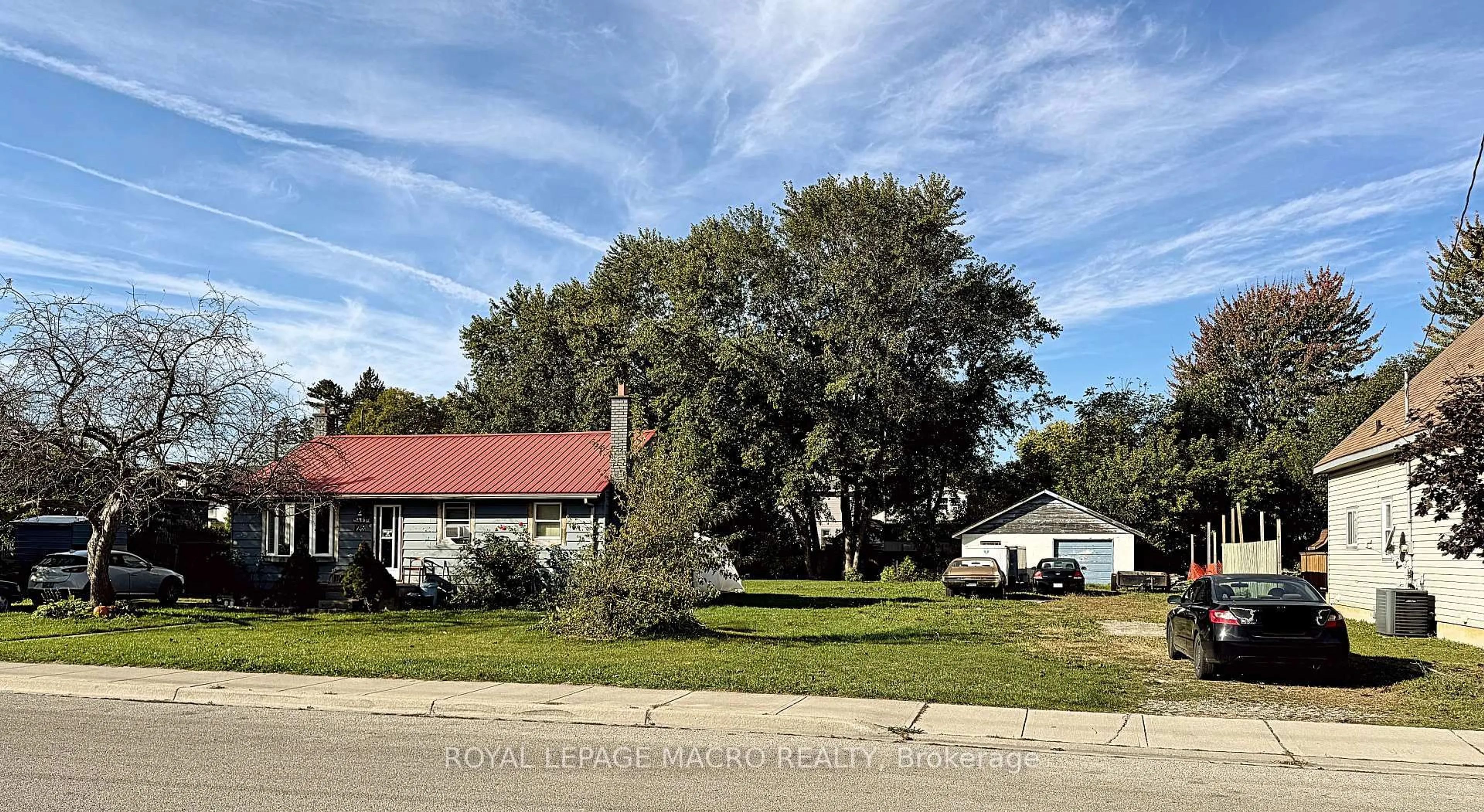 A pic from outside/outdoor area/front of a property/back of a property/a pic from drone, street for 128 Metcalfe St, Norfolk Ontario N3Y 3C1