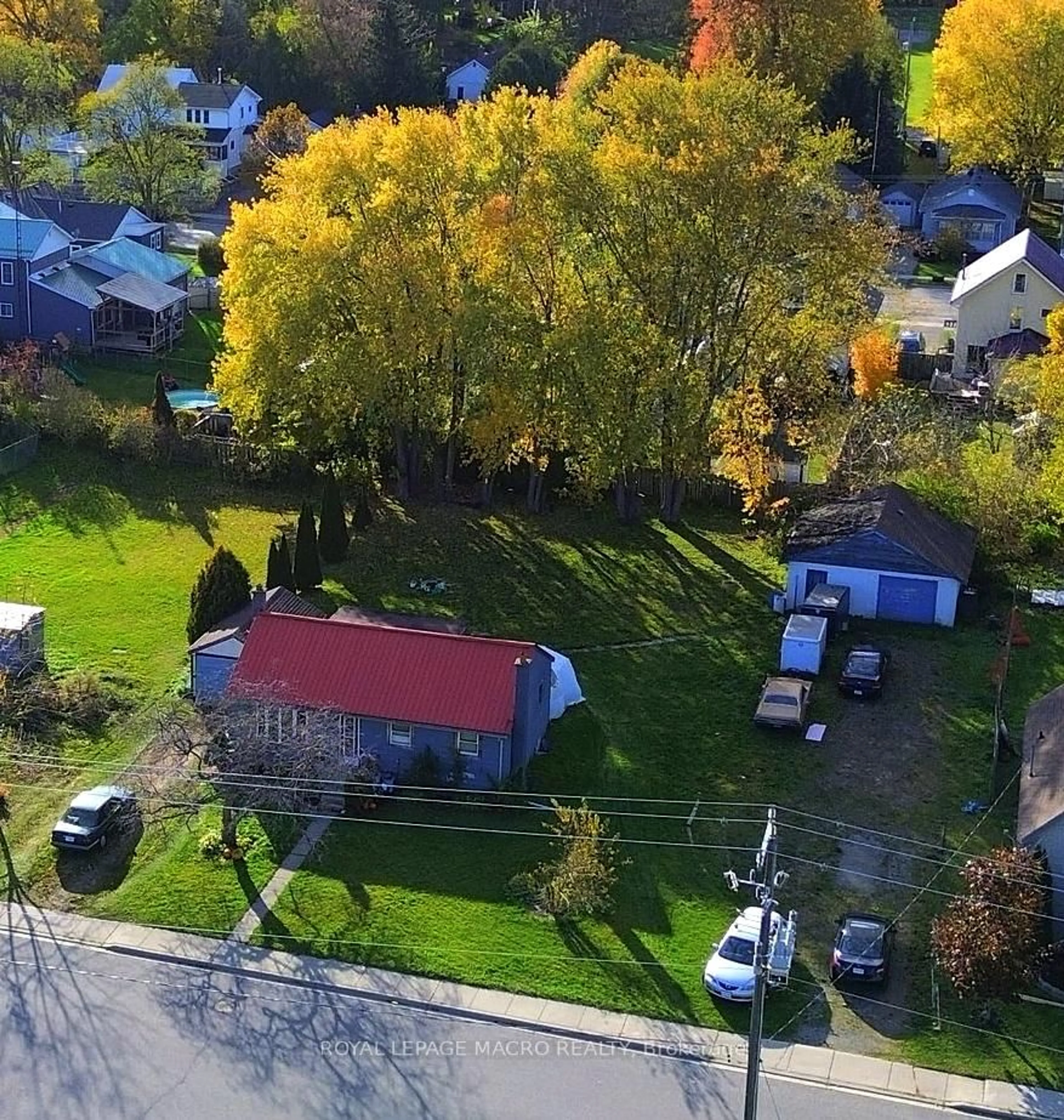 A pic from outside/outdoor area/front of a property/back of a property/a pic from drone, street for 128 Metcalfe St, Norfolk Ontario N3Y 3C1