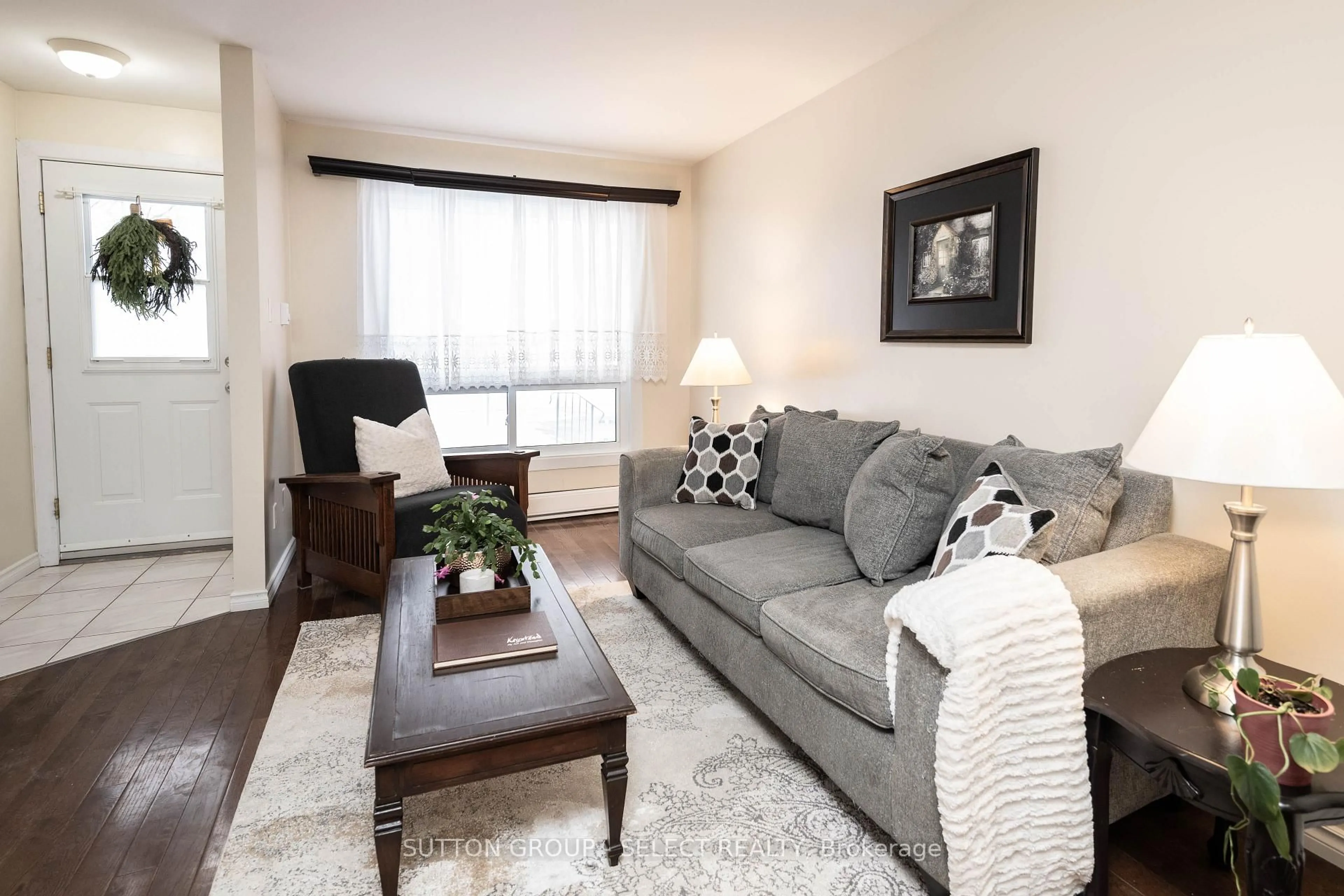 Living room with furniture, unknown for 111 WELLESLEY Cres #G, London East Ontario N5V 1J6