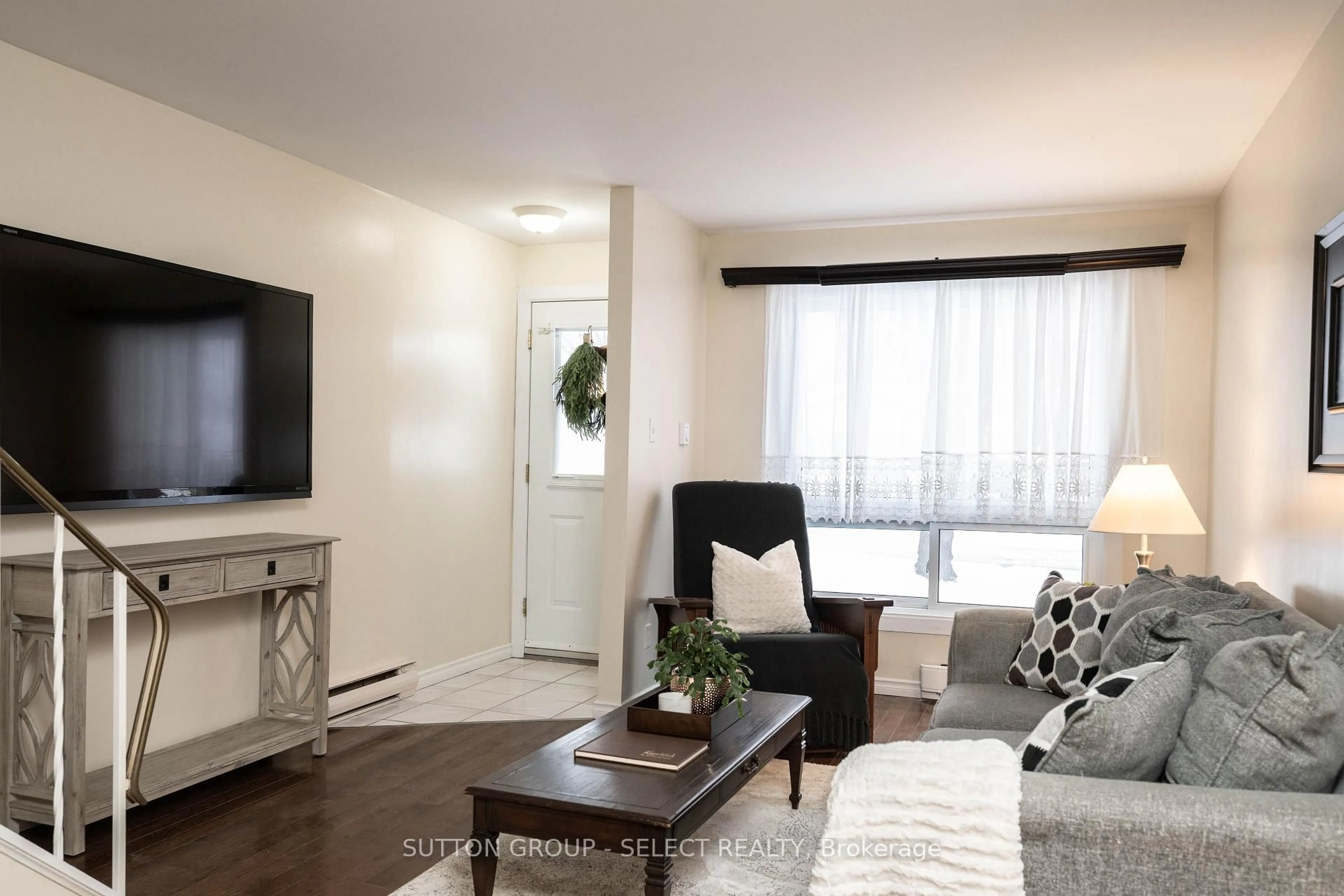 Living room with furniture, unknown for 111 WELLESLEY Cres #G, London East Ontario N5V 1J6