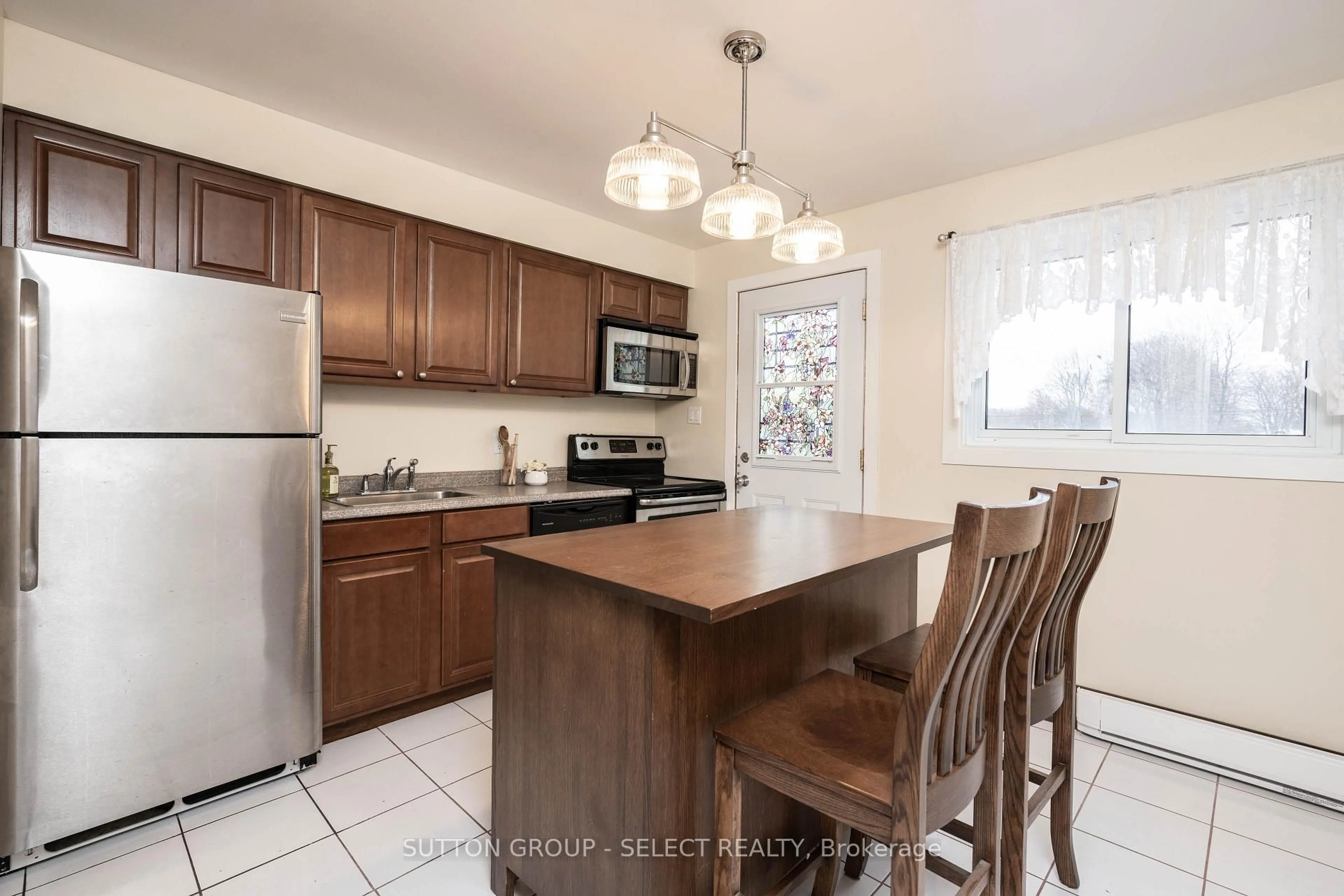 Standard kitchen, ceramic/tile floor for 111 WELLESLEY Cres #G, London East Ontario N5V 1J6