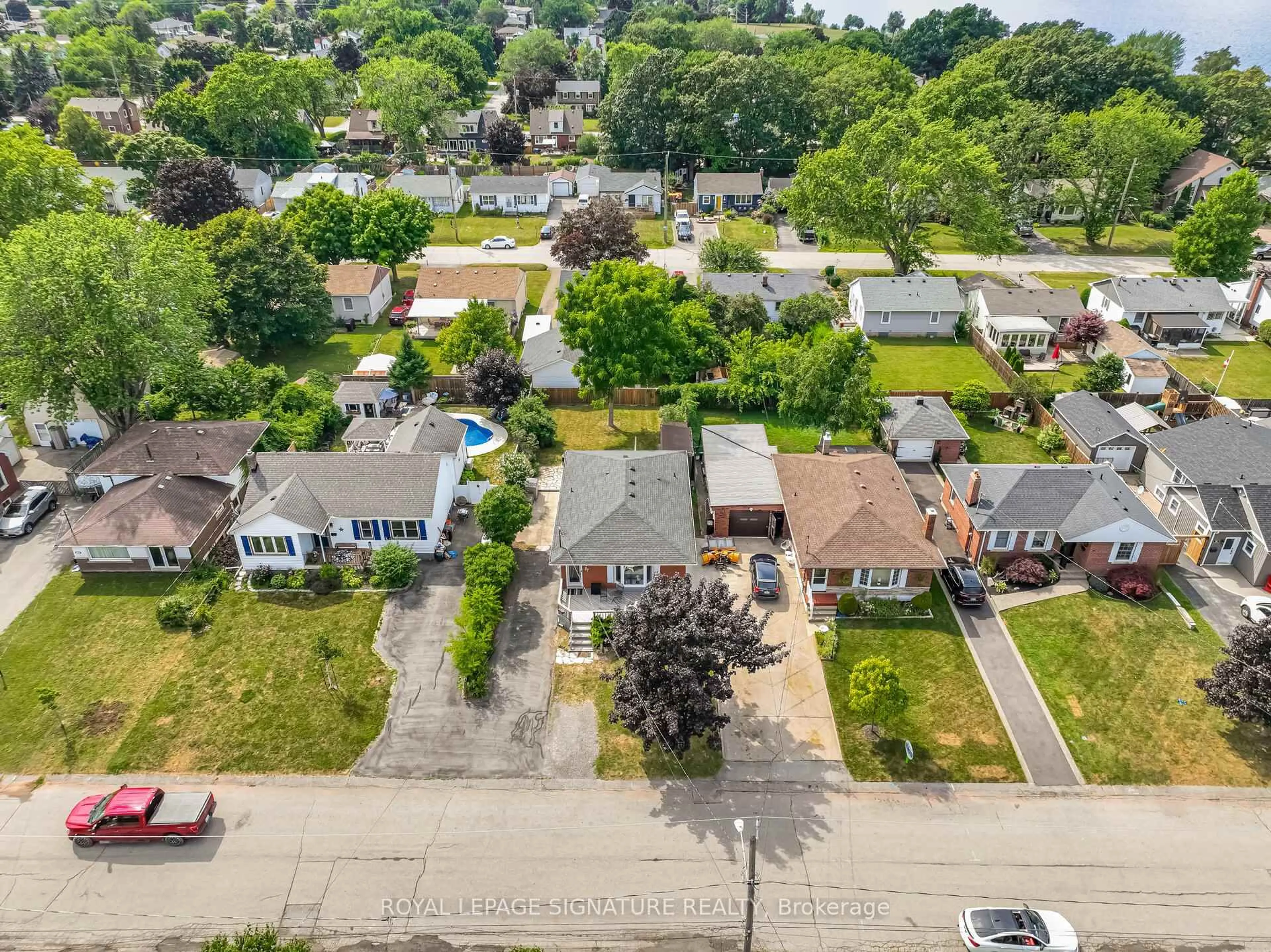 A pic from outside/outdoor area/front of a property/back of a property/a pic from drone, street for 77 Fairview Rd, Grimsby Ontario L3M 3L6