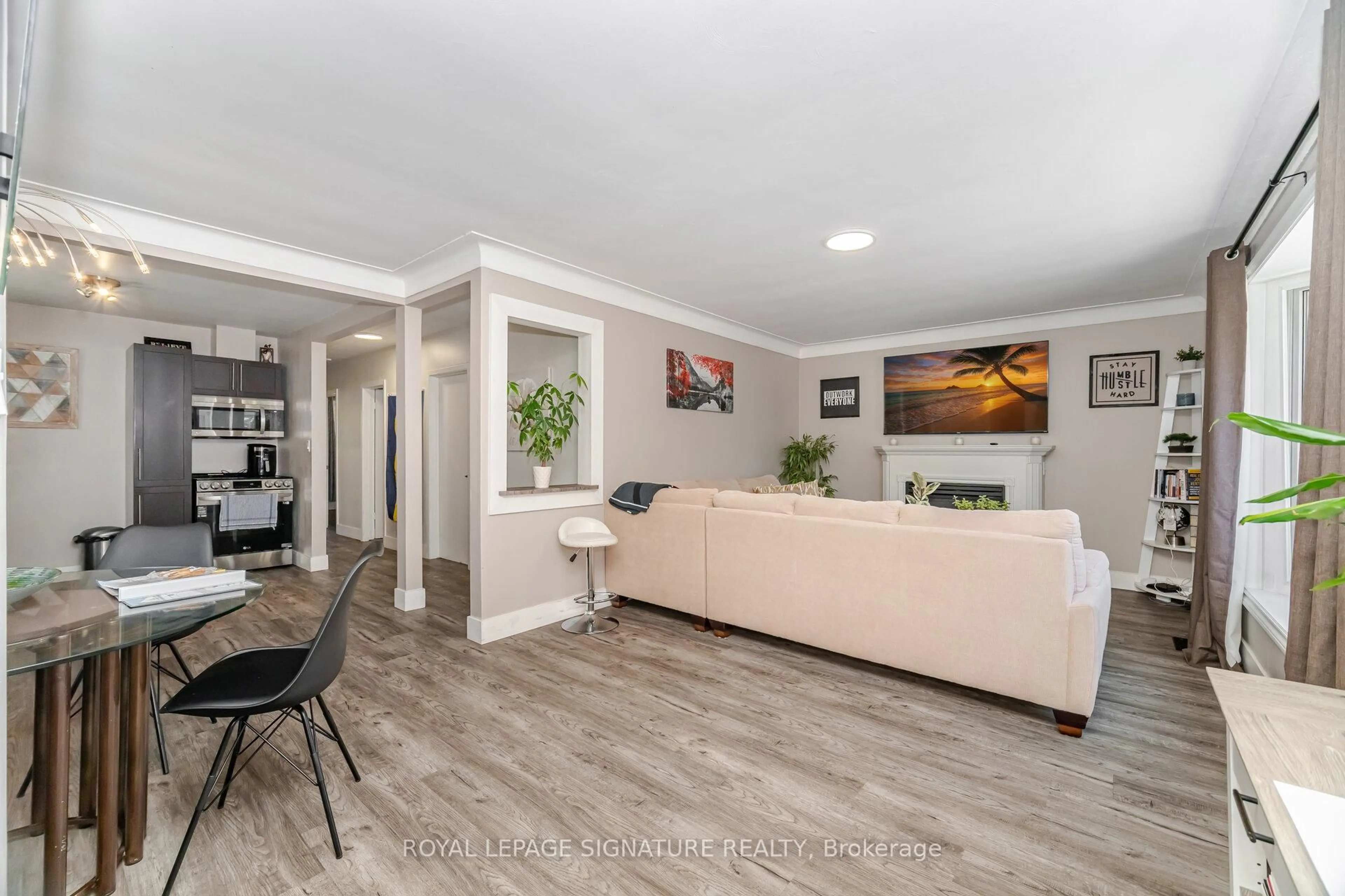 Living room with furniture, unknown for 77 Fairview Rd, Grimsby Ontario L3M 3L6