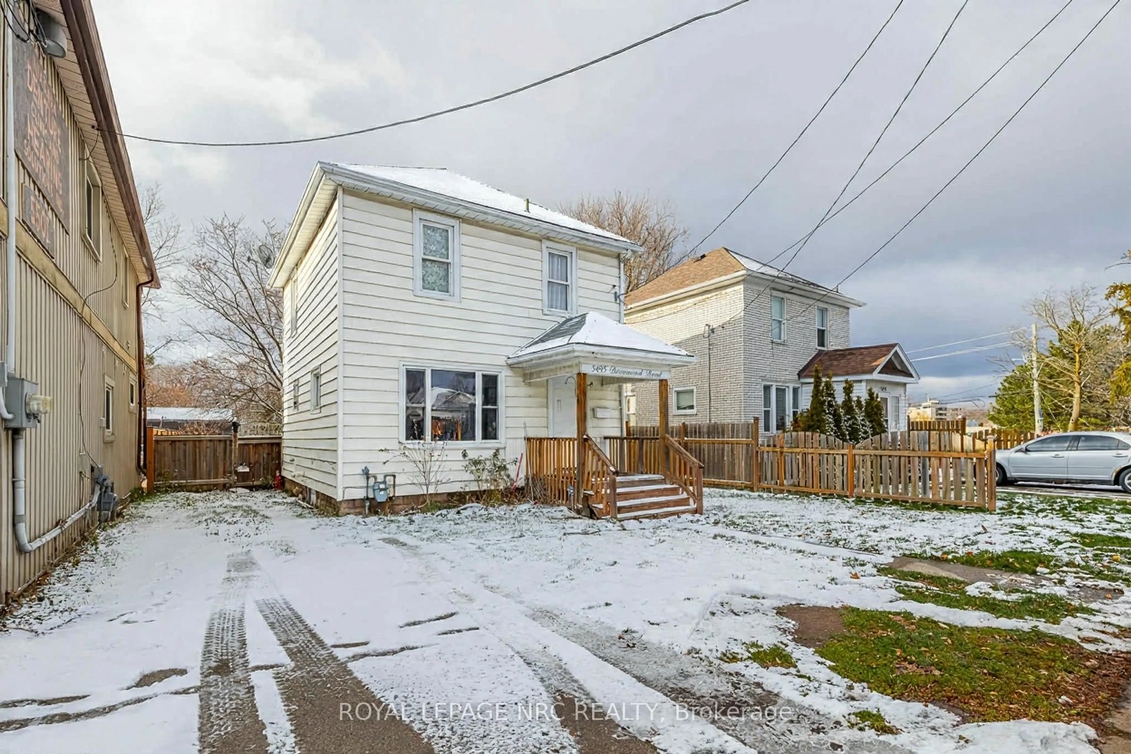 A pic from outside/outdoor area/front of a property/back of a property/a pic from drone, street for 5495 Drummond Rd, Niagara Falls Ontario L2G 4L2