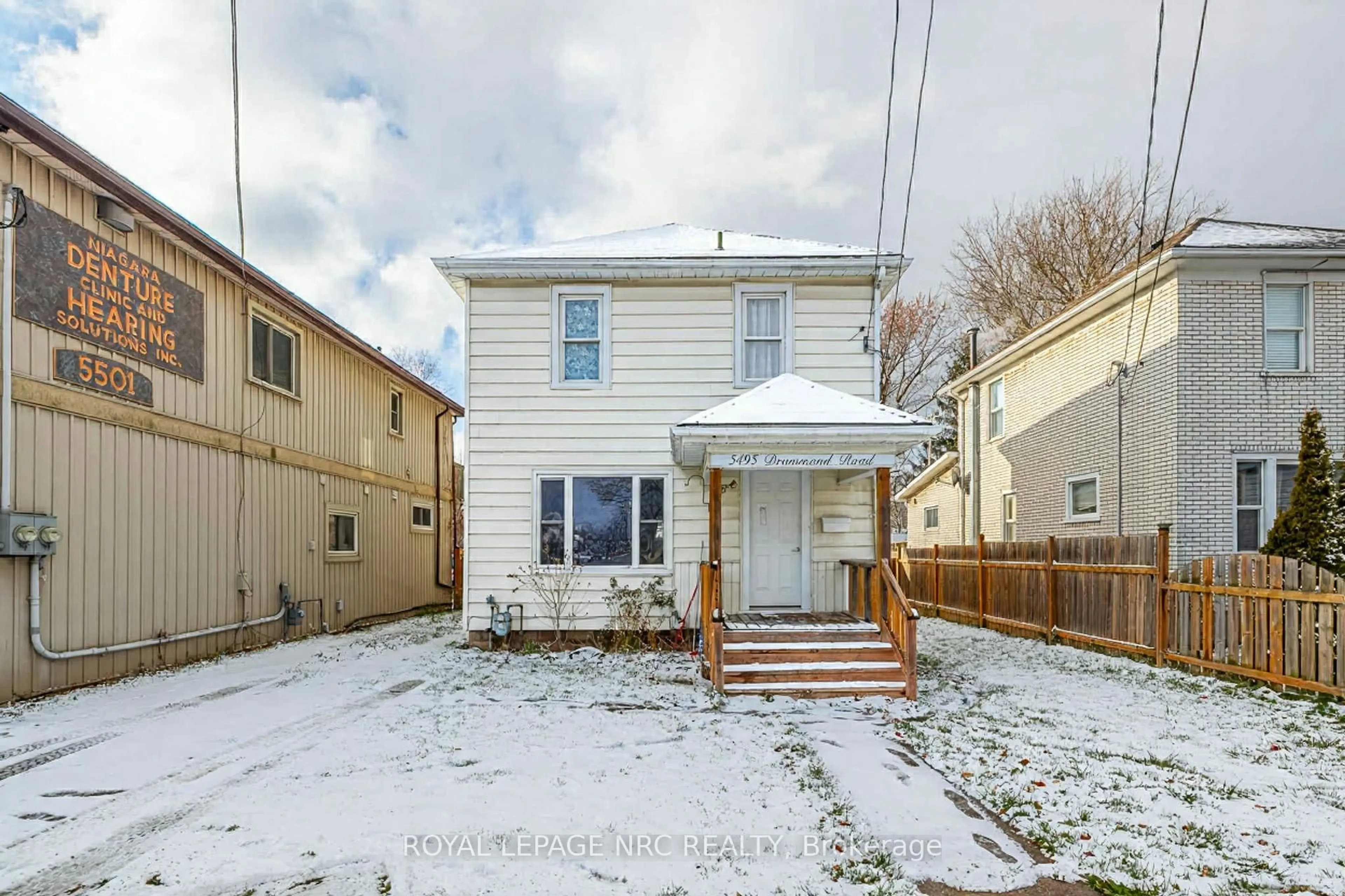 A pic from outside/outdoor area/front of a property/back of a property/a pic from drone, street for 5495 Drummond Rd, Niagara Falls Ontario L2G 4L2