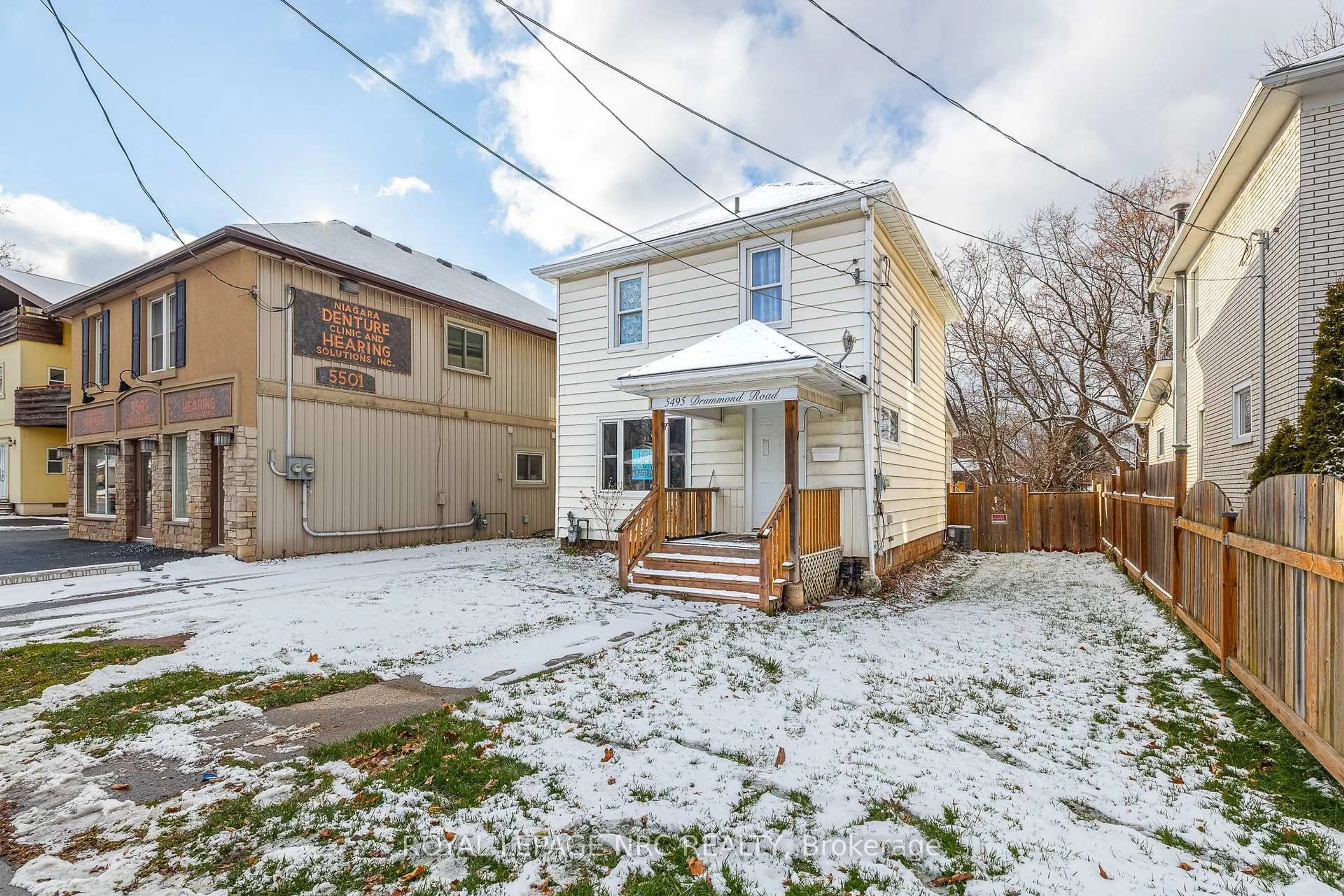 A pic from outside/outdoor area/front of a property/back of a property/a pic from drone, street for 5495 Drummond Rd, Niagara Falls Ontario L2G 4L2