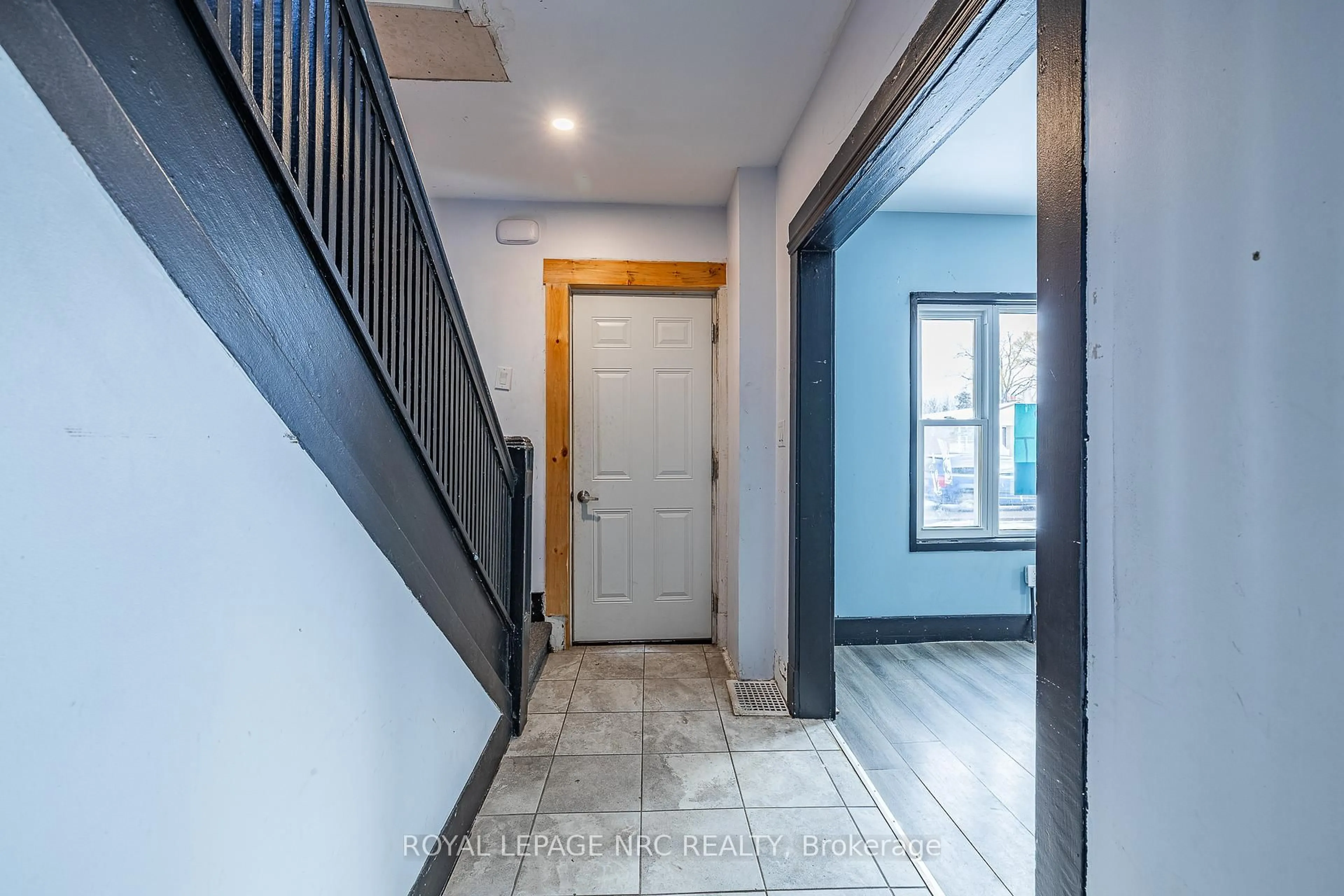 Indoor entryway for 5495 Drummond Rd, Niagara Falls Ontario L2G 4L2