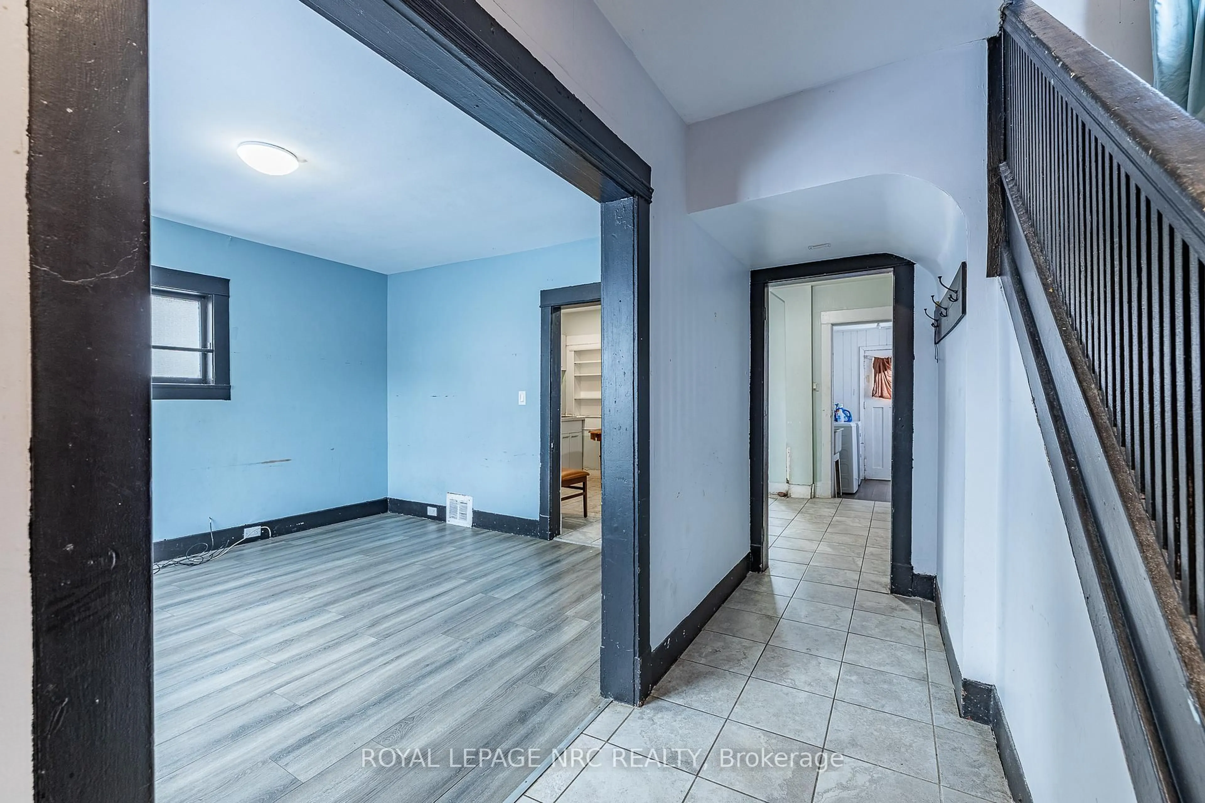 Indoor foyer for 5495 Drummond Rd, Niagara Falls Ontario L2G 4L2