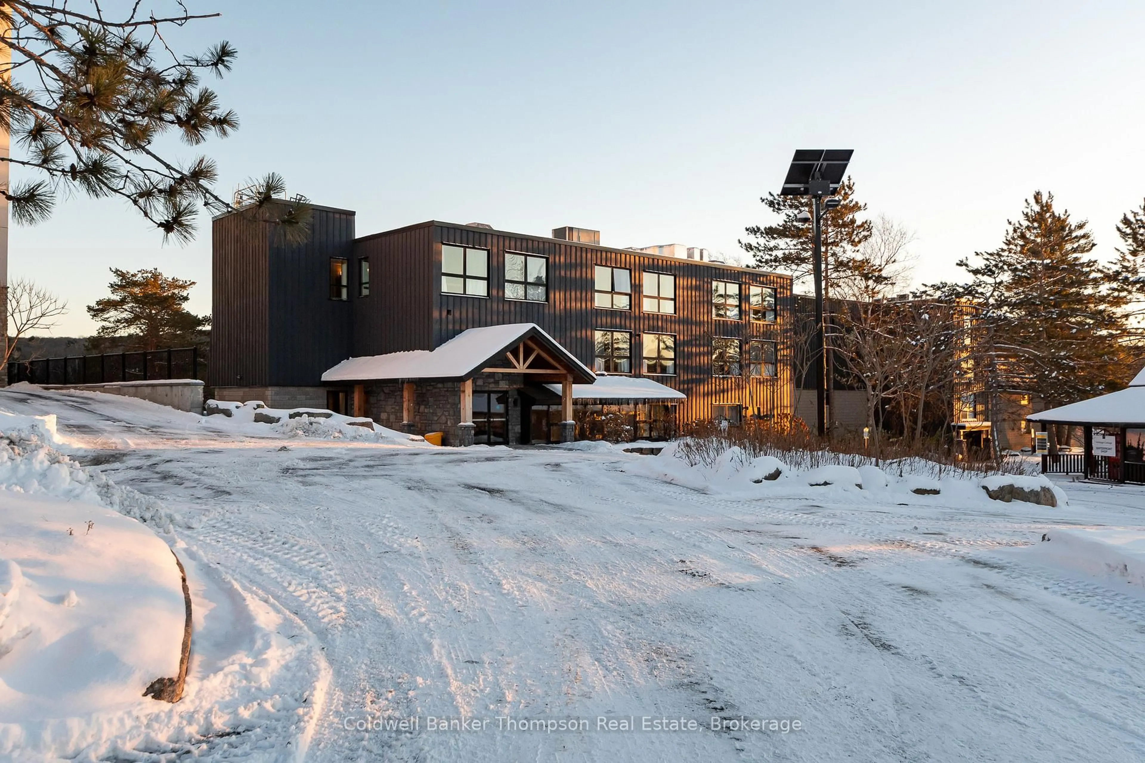 A pic from outside/outdoor area/front of a property/back of a property/a pic from drone, building for 1235 Deerhurst Bayshore Dr #423, Huntsville Ontario P1H 1A9