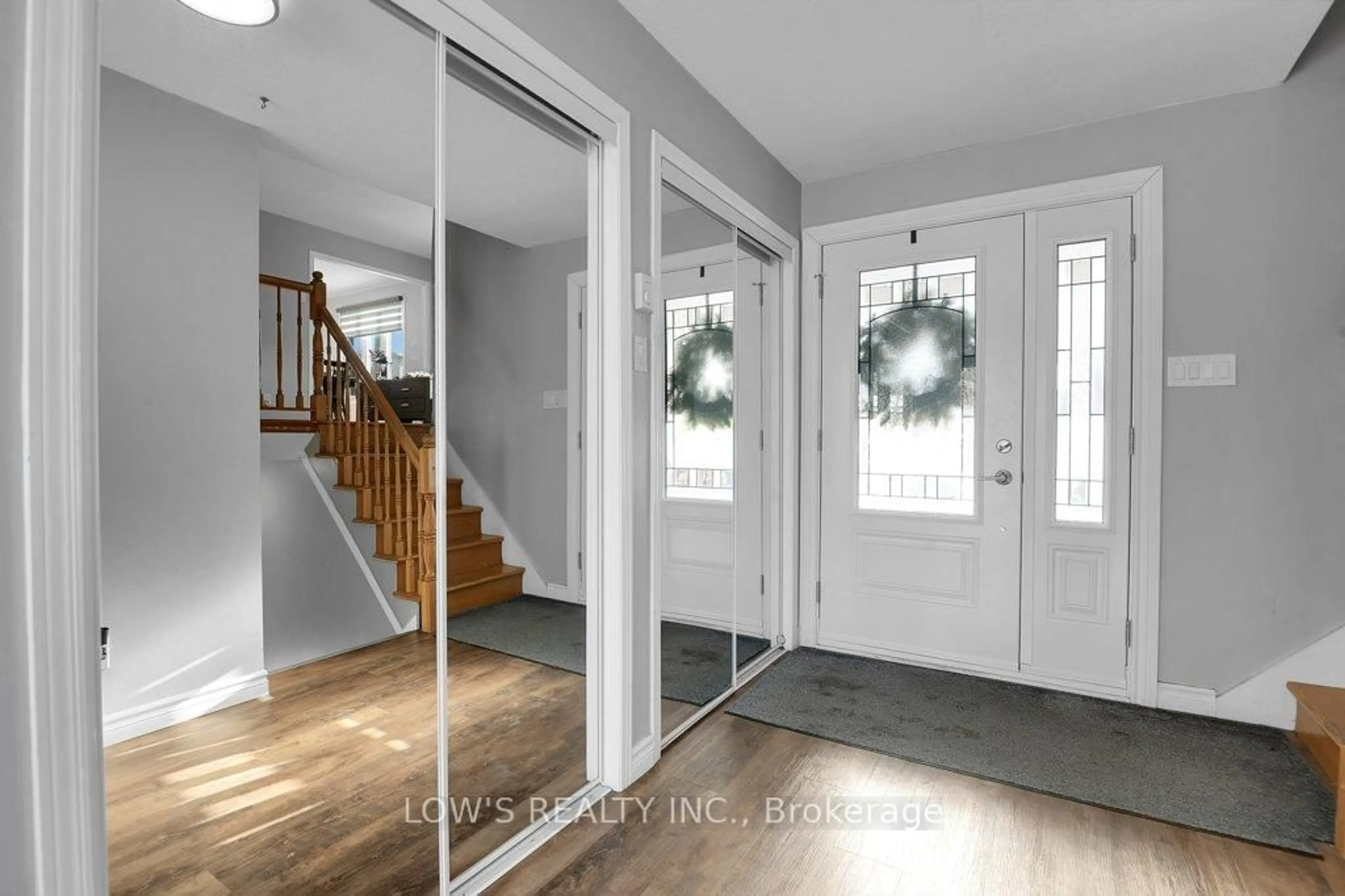 Indoor entryway for 25 Wall St, Champlain Ontario K0B 1R0