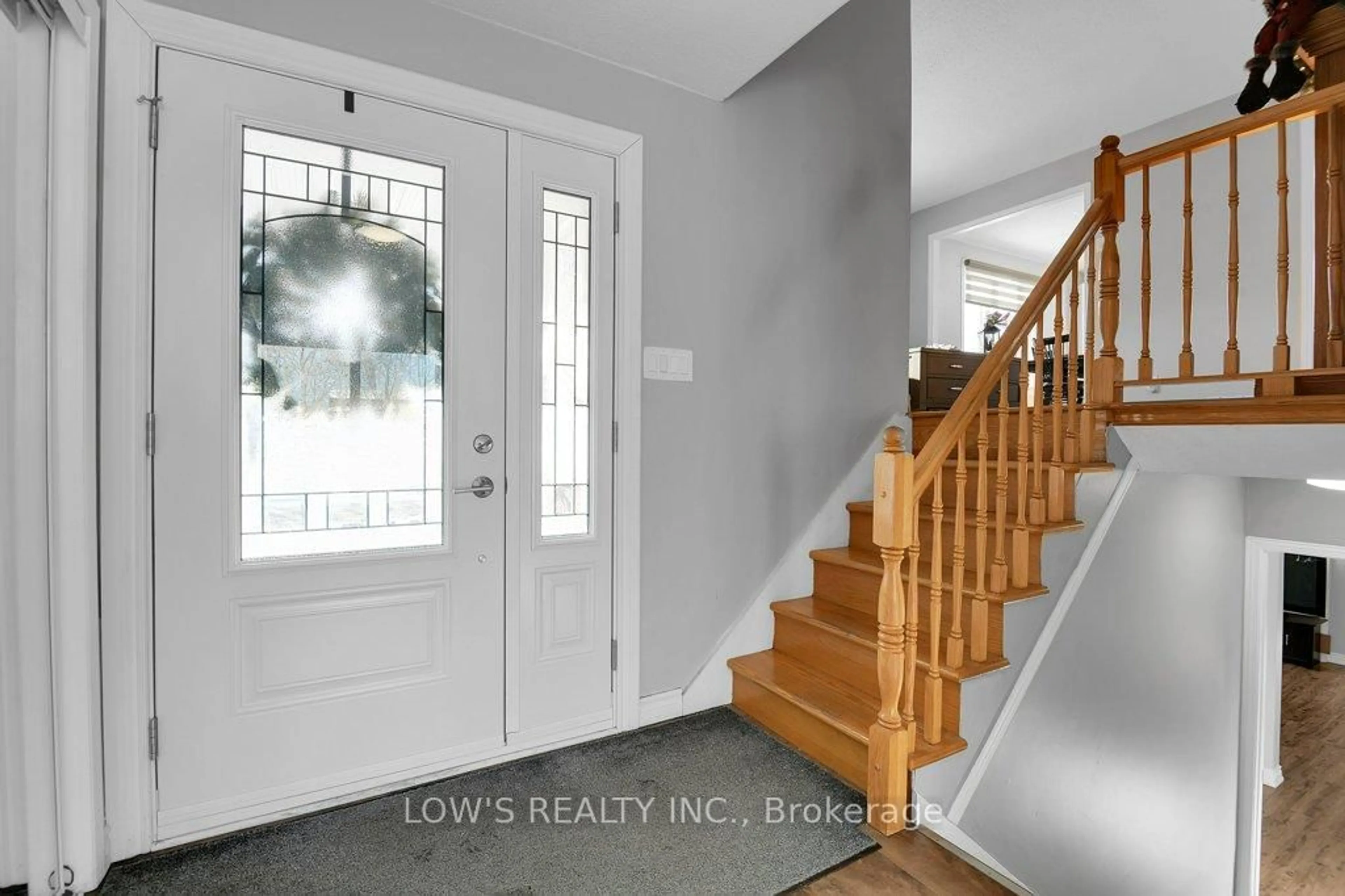 Indoor entryway for 25 Wall St, Champlain Ontario K0B 1R0
