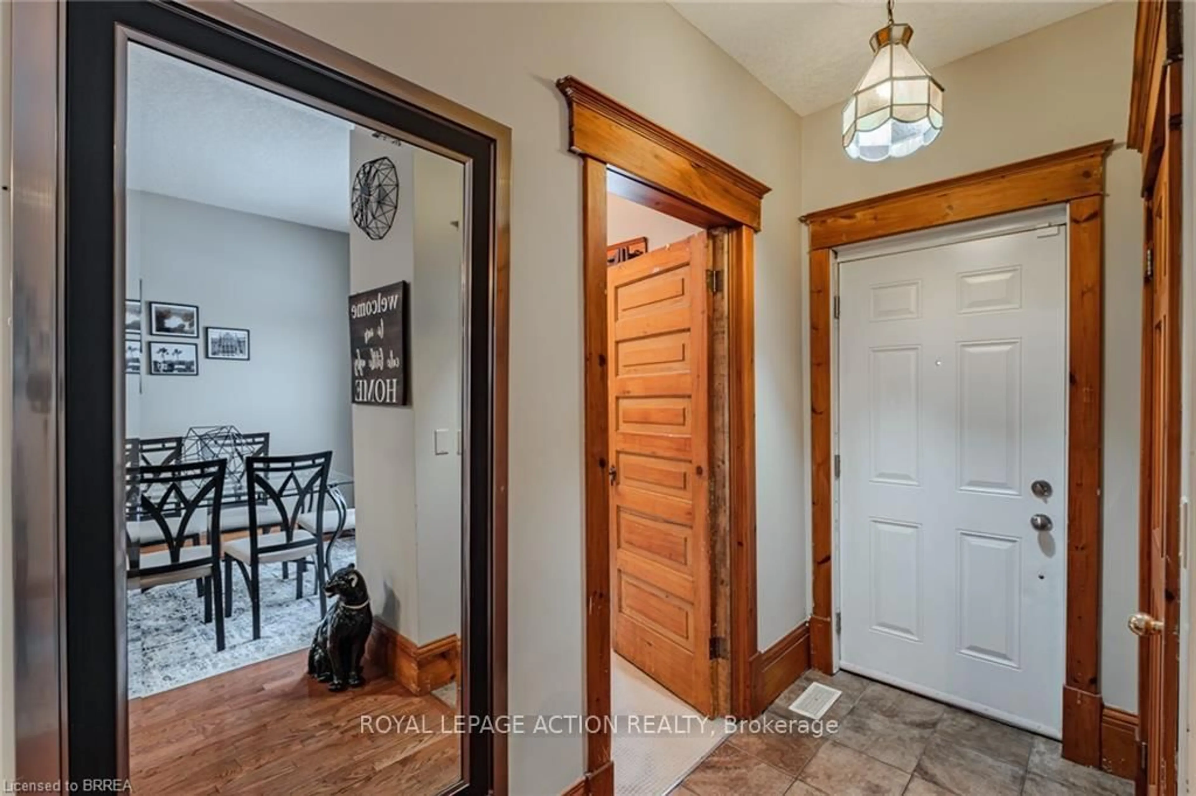 Indoor entryway for 96 Emilie St, Brantford Ontario N3S 1T2