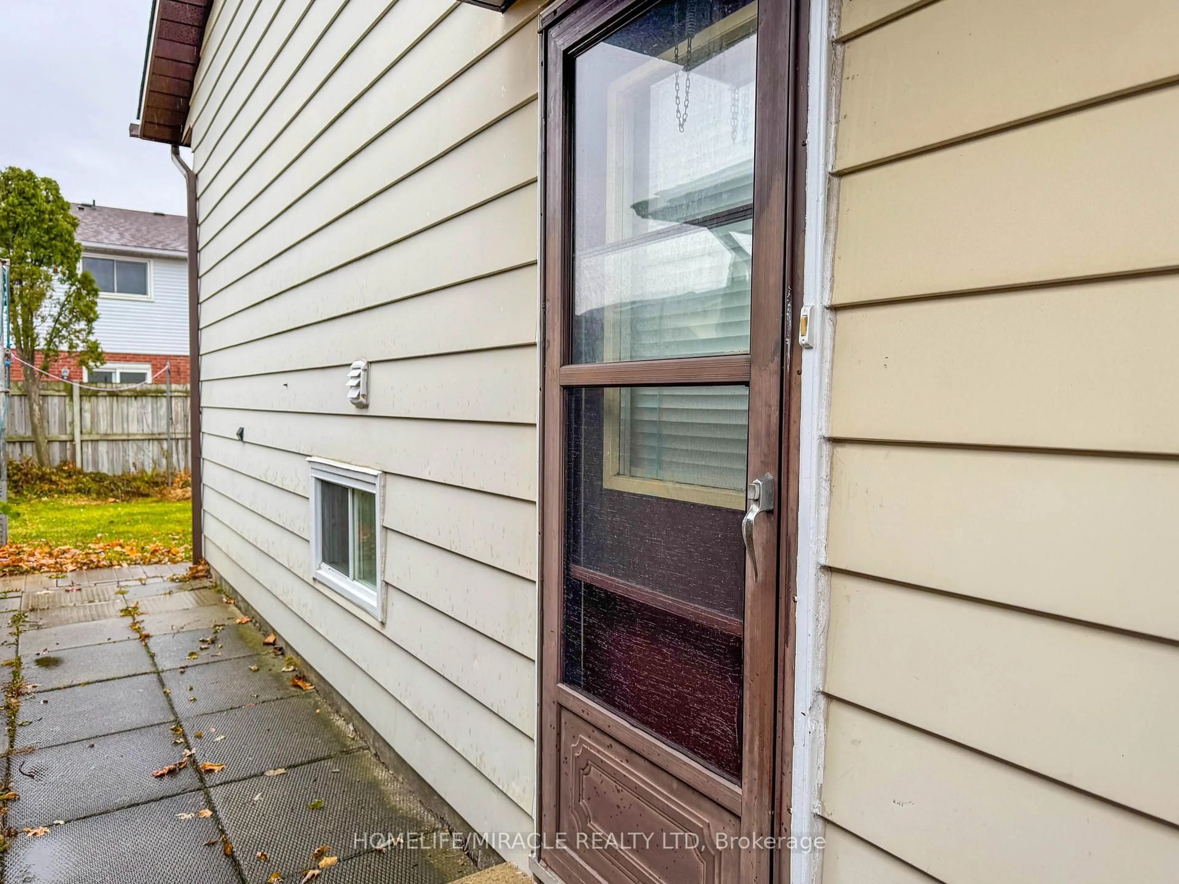 Home with vinyl exterior material, street for 15 Keefer Rd, Thorold Ontario L2V 4M6