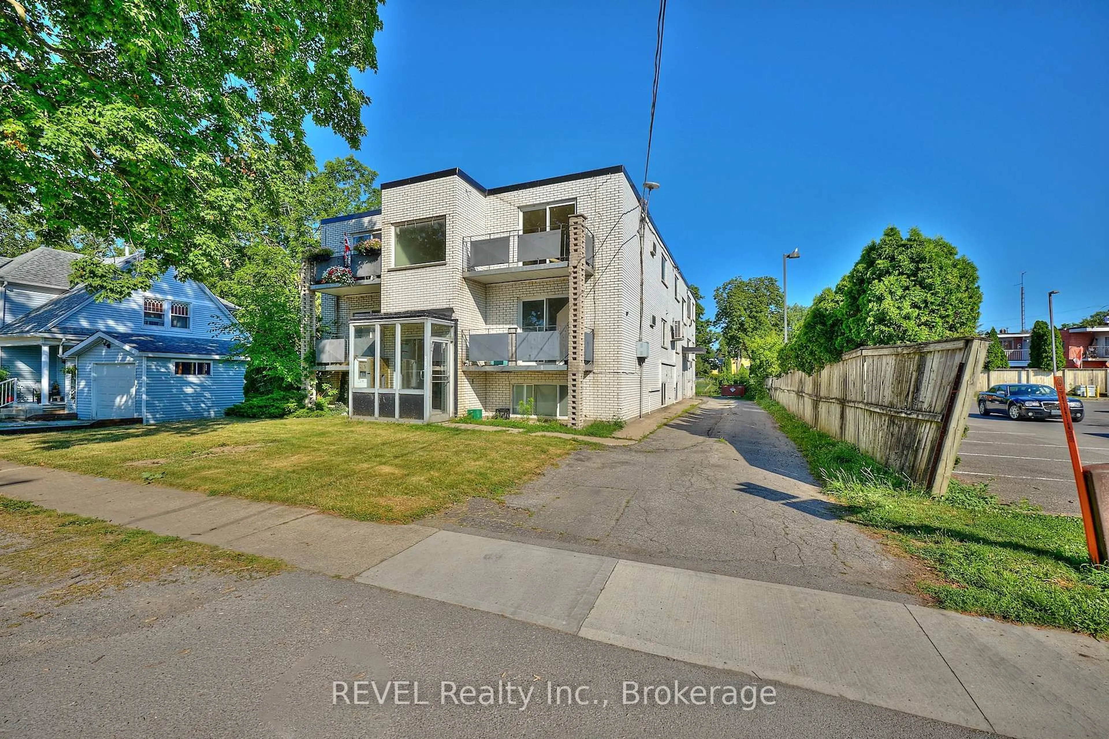 A pic from outside/outdoor area/front of a property/back of a property/a pic from drone, unknown for 3865 Front St, Niagara Falls Ontario L2G 6G3