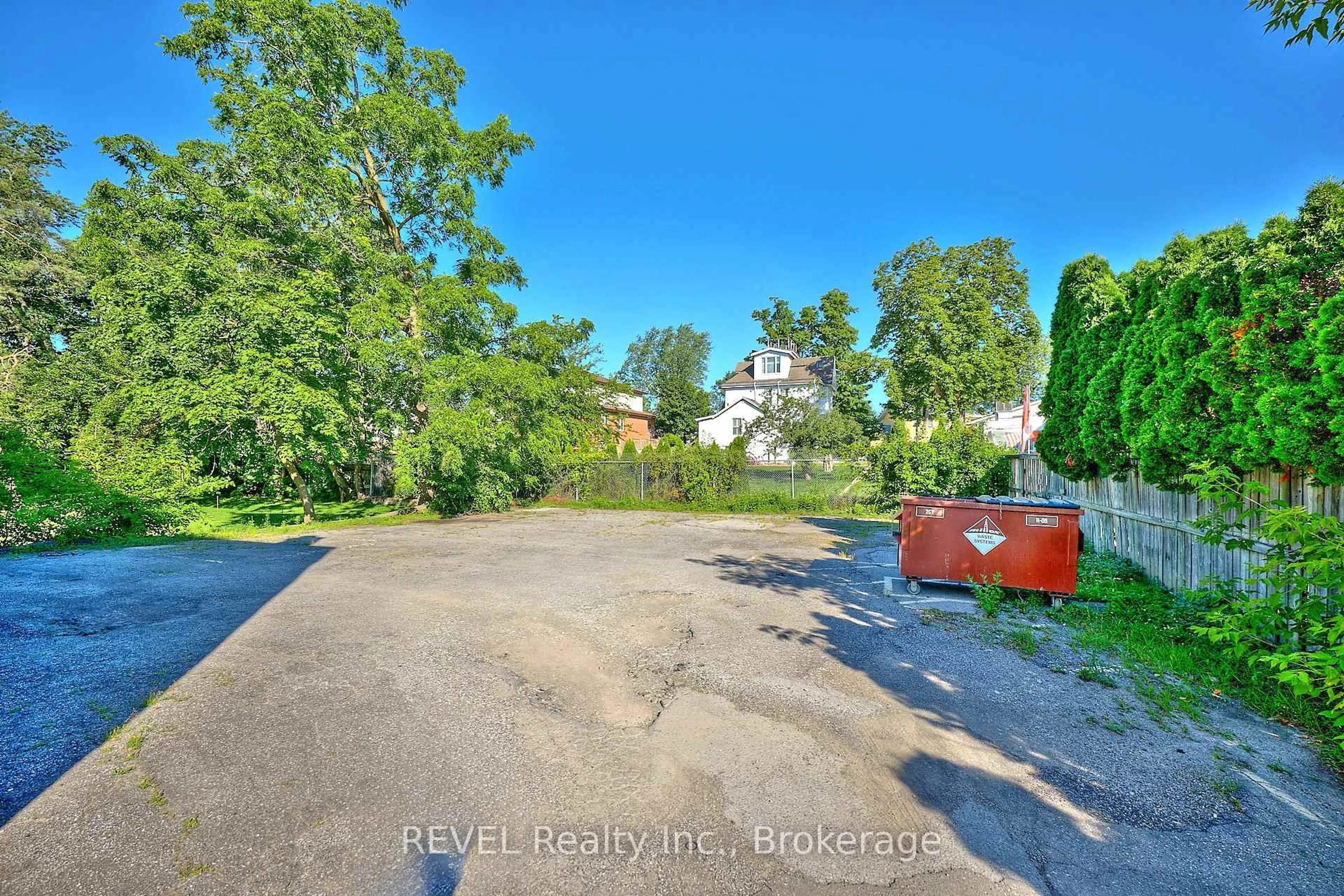 A pic from outside/outdoor area/front of a property/back of a property/a pic from drone, street for 3865 Front St, Niagara Falls Ontario L2G 6G3