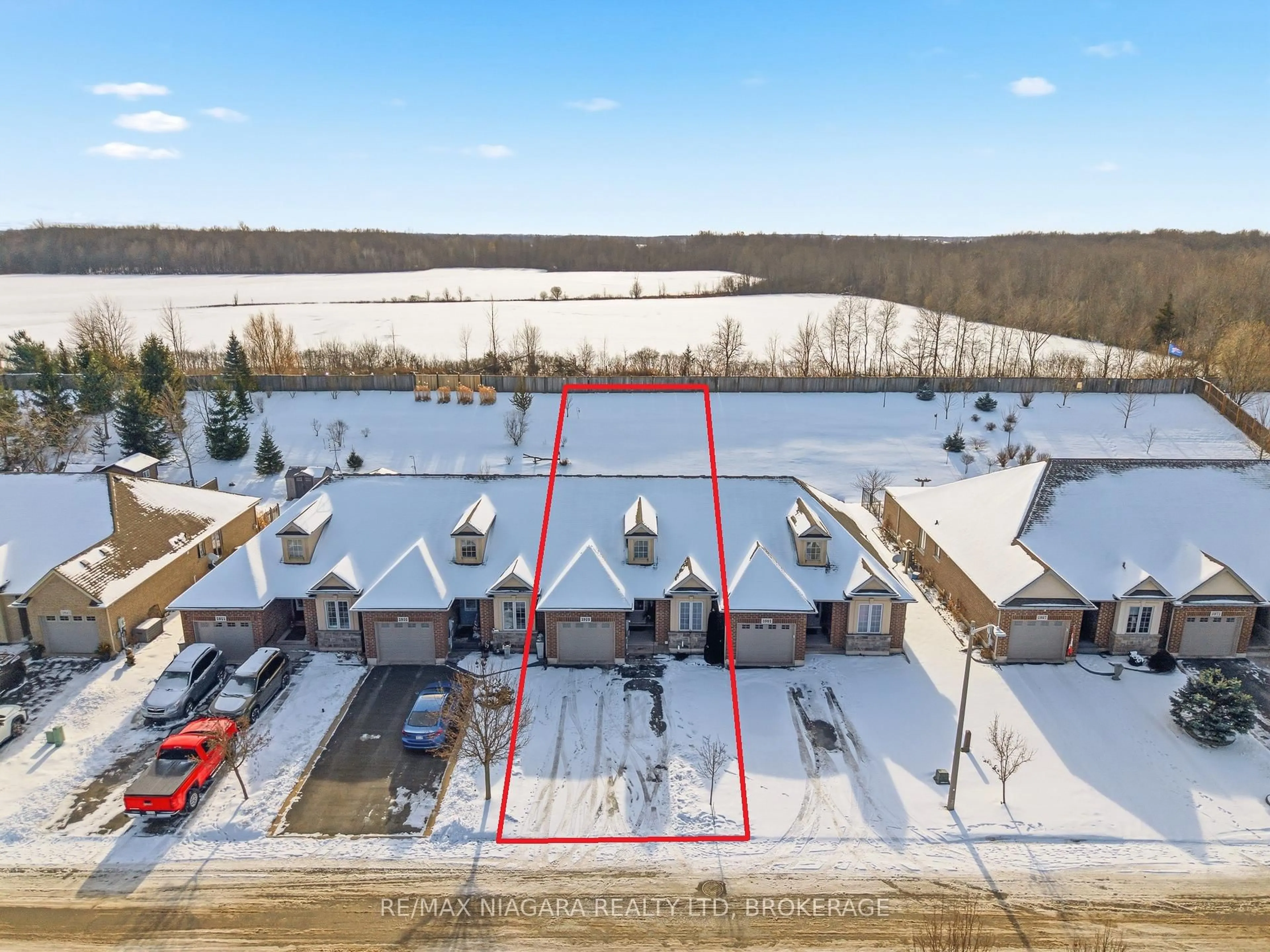 A pic from outside/outdoor area/front of a property/back of a property/a pic from drone, unknown for 3959 Lower Coach Rd, Fort Erie Ontario L0S 1S0