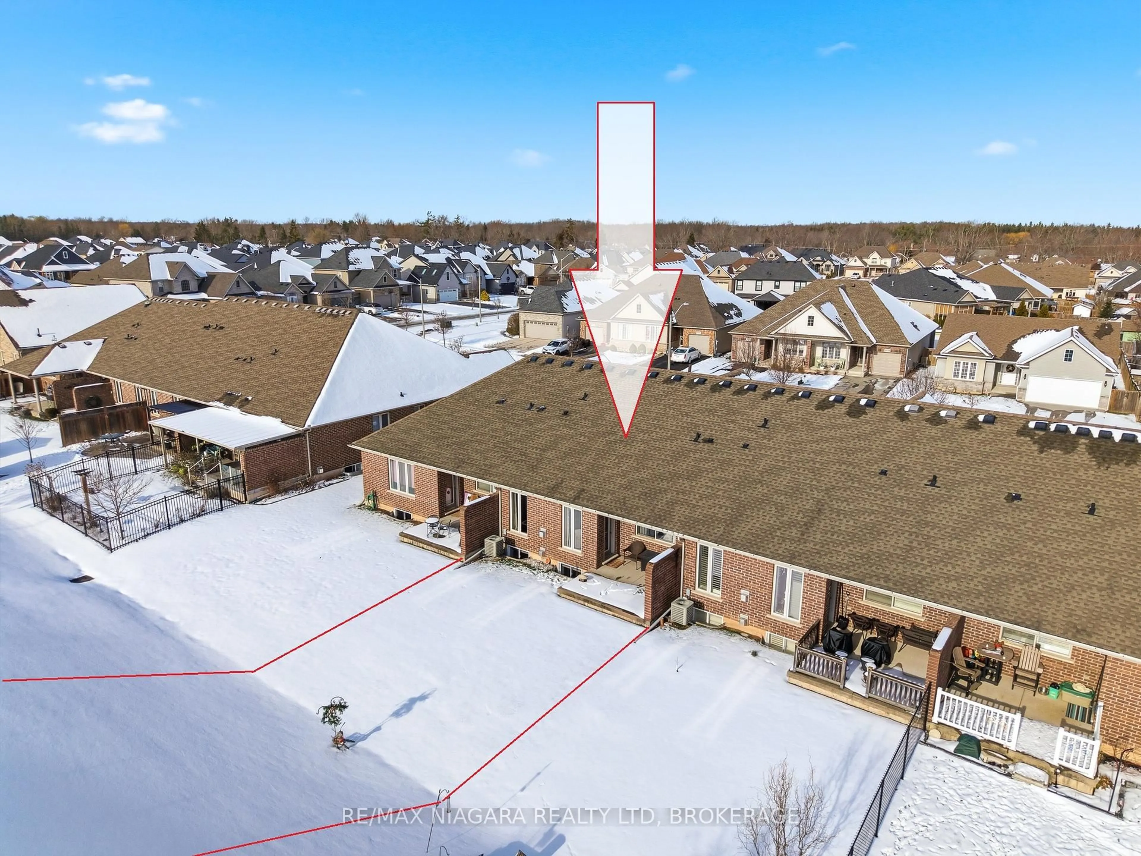 A pic from outside/outdoor area/front of a property/back of a property/a pic from drone, unknown for 3959 Lower Coach Rd, Fort Erie Ontario L0S 1S0