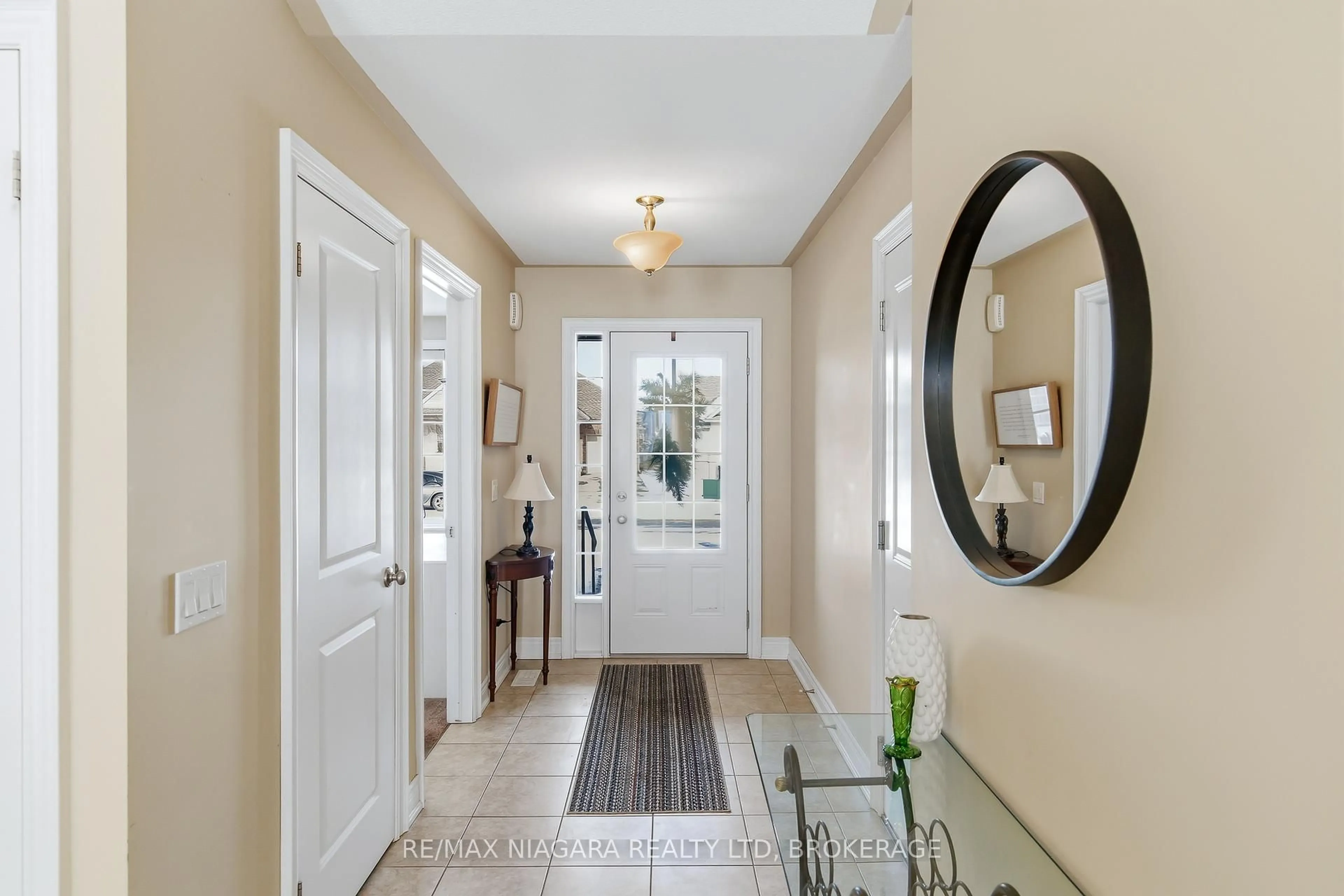 Indoor entryway for 3959 Lower Coach Rd, Fort Erie Ontario L0S 1S0