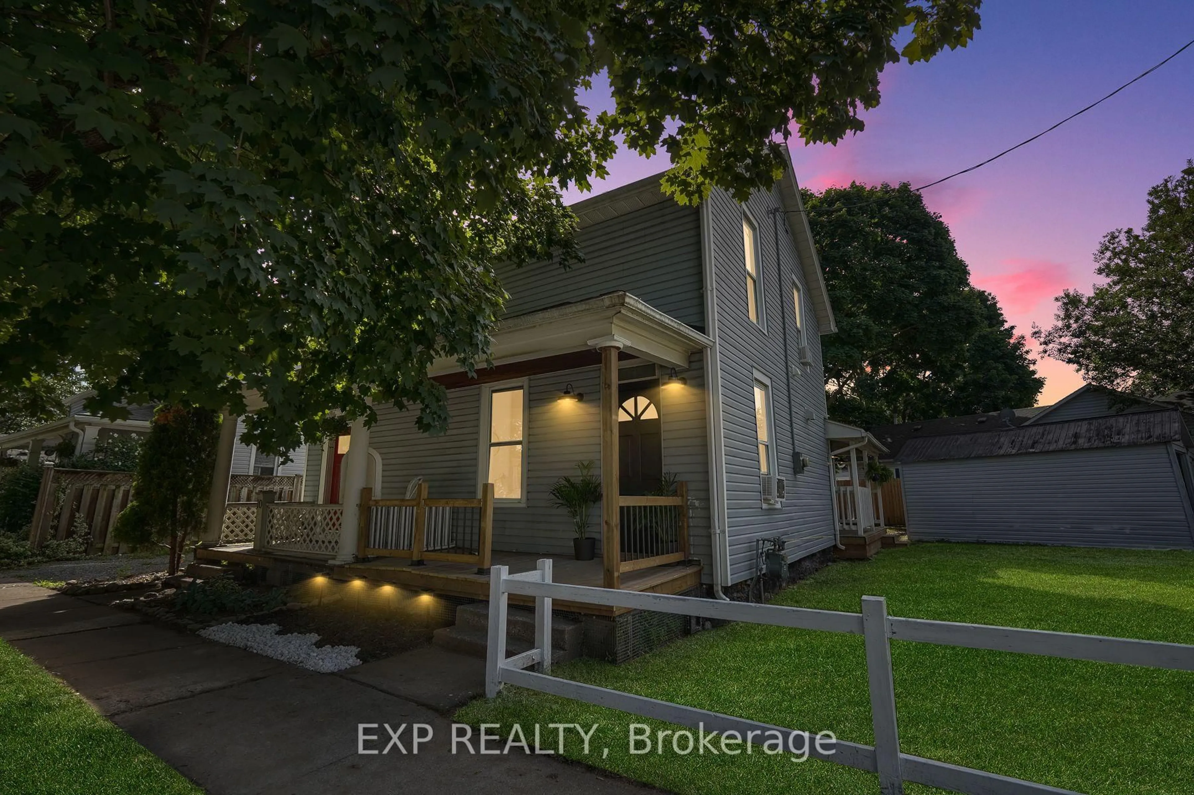 A pic from outside/outdoor area/front of a property/back of a property/a pic from drone, street for 8 Elizabeth St, St. Catharines Ontario L2R 2L1