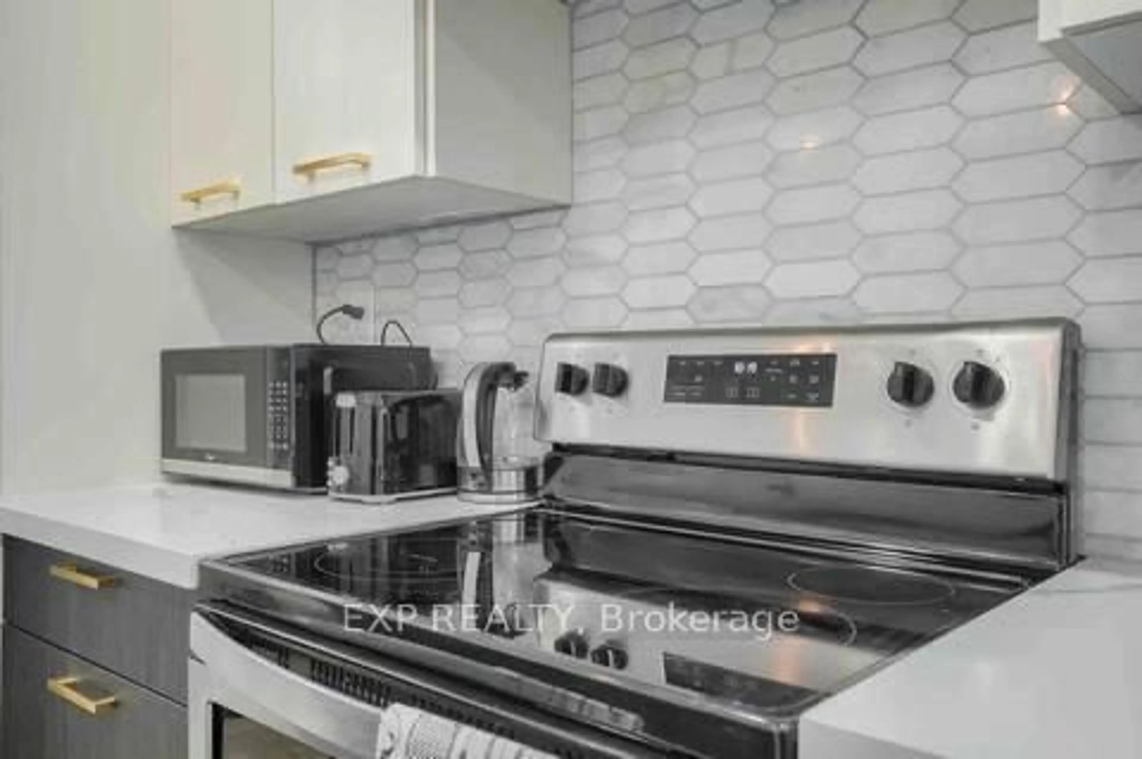 Standard kitchen, ceramic/tile floor for 8 Elizabeth St, St. Catharines Ontario L2R 2L1