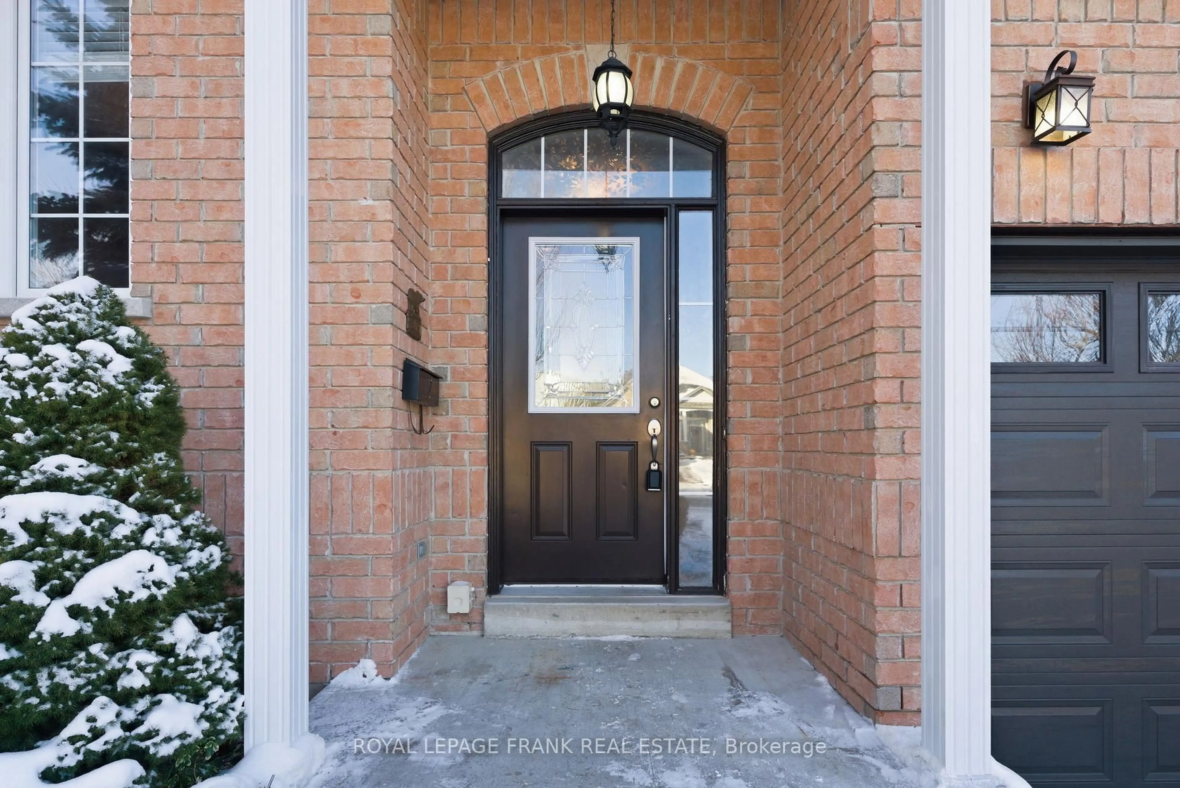 Indoor entryway for 7 Brock St, Kawartha Lakes Ontario K9V 0B9