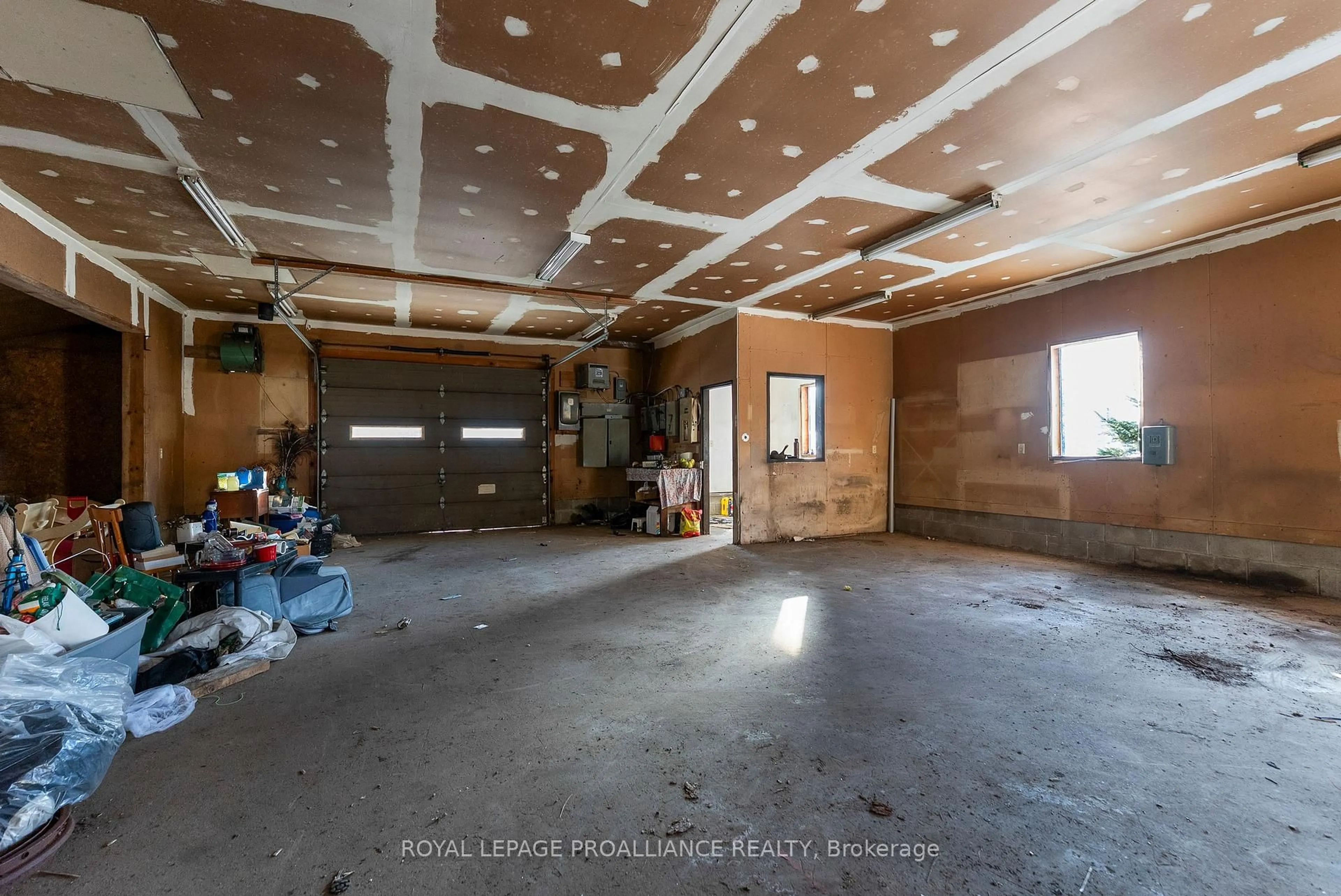 Indoor garage for 169 Burlanyett Rd, Maple Leaf Ontario K0L 2R0