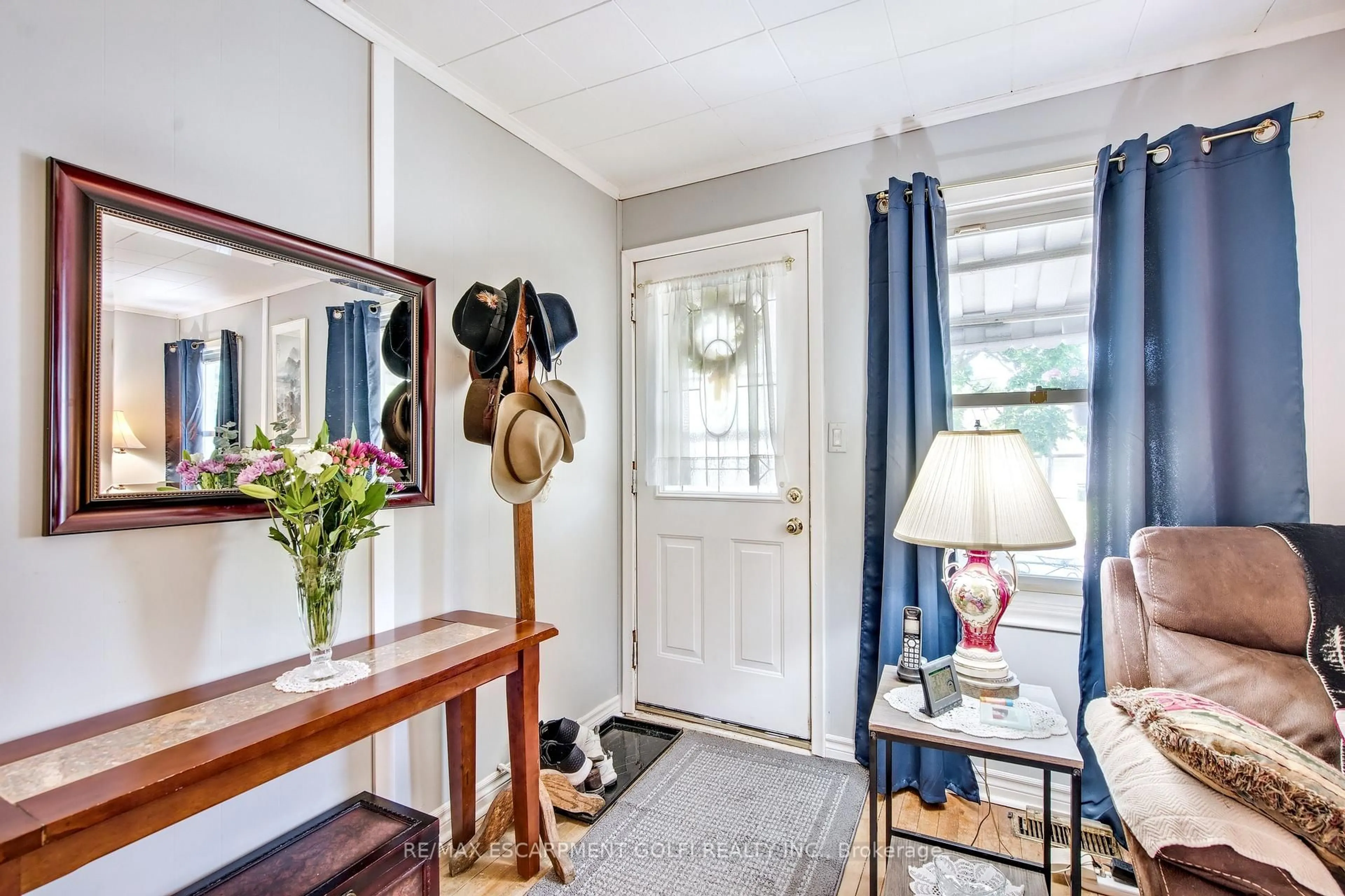 Indoor entryway for 373 Simpson Ave, Welland Ontario L3B 4Z1