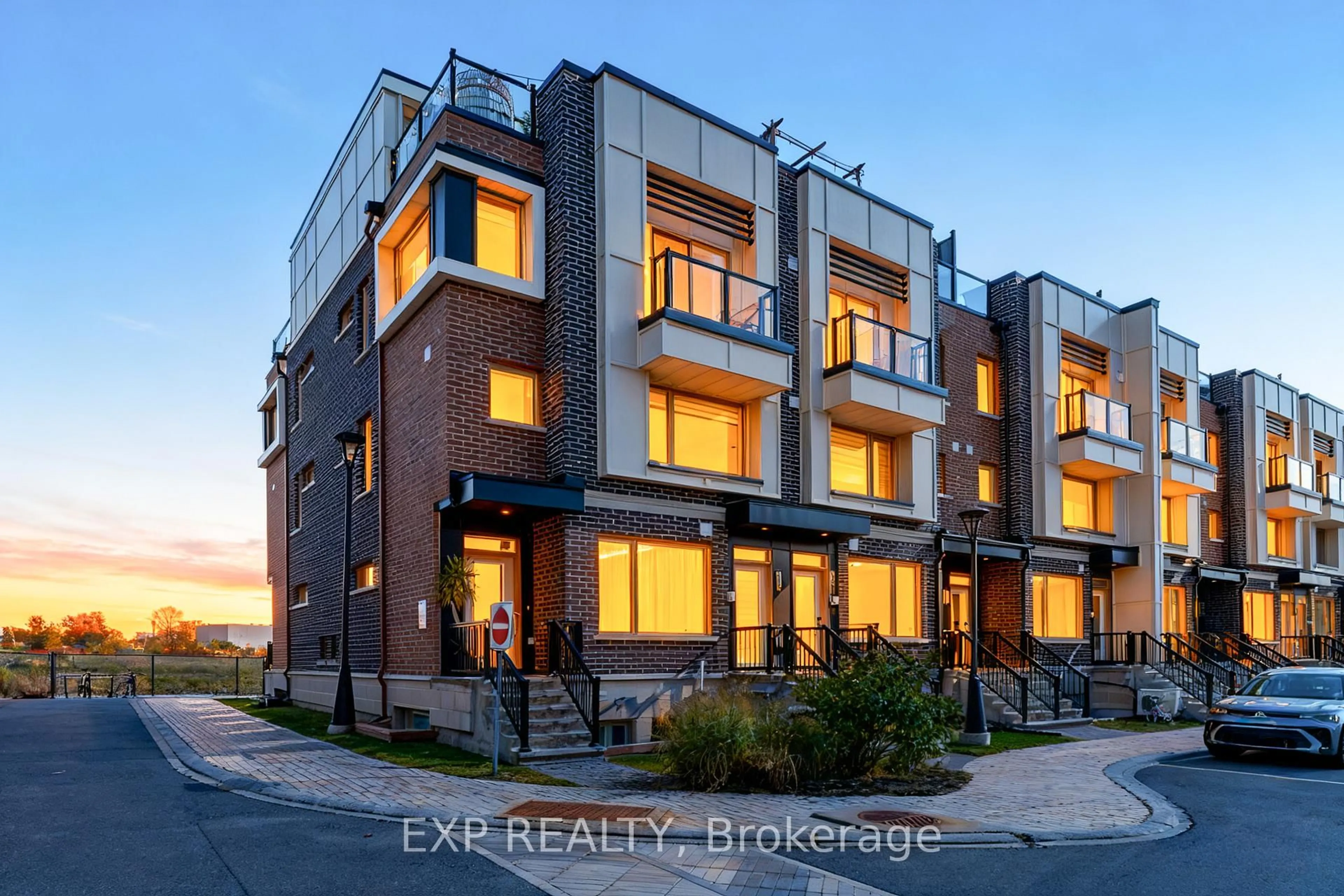 Home with brick exterior material, building for 525 Ozawa Private, Ottawa Ontario K1K 4Z8